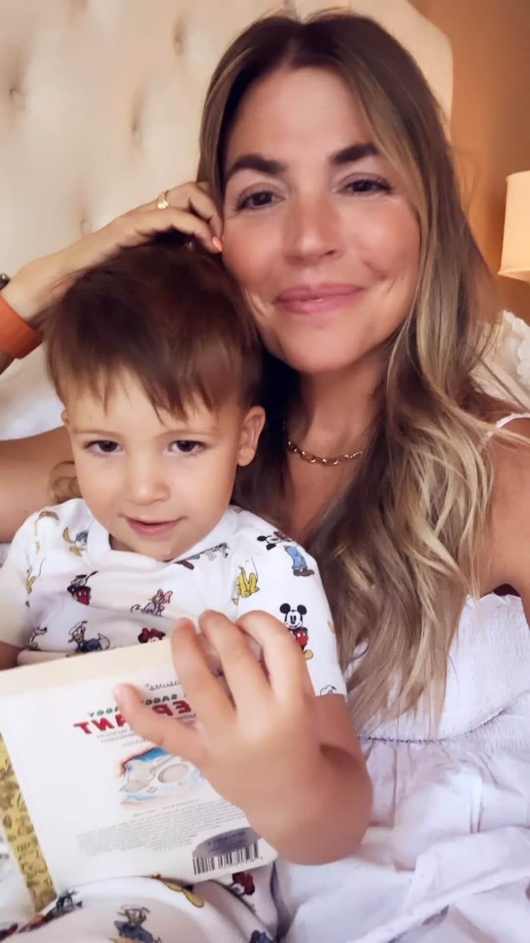 ジェシカ・シーバのインスタグラム：「#ad We transitioned Niko out of his crib (and hopefully our bed) and into his own big boy bed, thanks in big part to our sponsorship with @Casper! One of the things I have learned over the years, is transferring toddlers from their crib to beds really helps with sleeping through the night. I don’t have this down to a science yet, but in our experience it has worked pretty well. Case in point: Niko slept through the night for the second time ever, his first night in his big boy bed! Casper’s mattresses are the comfiest on the market, if you ask any of us. Beau, Niko and mom+dad have all been sleeping like champions since we switched to Casper mattresses. If you’ve been looking around at mattresses, now is the best time to head to Casper’s site- everything is up to 20% off + up to 25% off mattresses this Labor Day Weekend! #fortheloveofsleep」