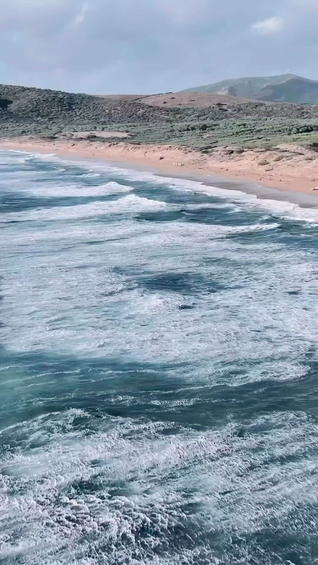 Instagramersのインスタグラム：「Do you like sea waves? So must see @igers_sardegna   E voi amate osservare le onde del mare?   Oggi vi portiamo a volare con @dino_c_83 che si aggiudica il best of #ioscelgolasardegna 👏🏻👏🏻👏🏻  Qui siamo nella bellissima baia di Porto Ferro dove il maestrale di questi giorni ha regalato paesaggi da cartolina!   Selezione a cura di @antonellamarteddu92  . . . . . . . .   #sassari #sardegna #sardinia #alghero #portoferro  #ioscelgolasardegna #sardegnaofficial #portamiinsardegna #ilgustodiviaggiare #viaggiaresottocasa #naturephotography  #sardegnageographic #ilikeitaly #visitsardinia #instagramersitalia #igersardegna #localwithme  #viaggioinitalia  #viaggiarechepassione #italysegreta #italy_vacations #thegrandtouritaly #destinationitaly #ticonsigliounposto#spiaggesardegna #bluemind #bluemindlife #bluemindtheory #igerstube #igers」