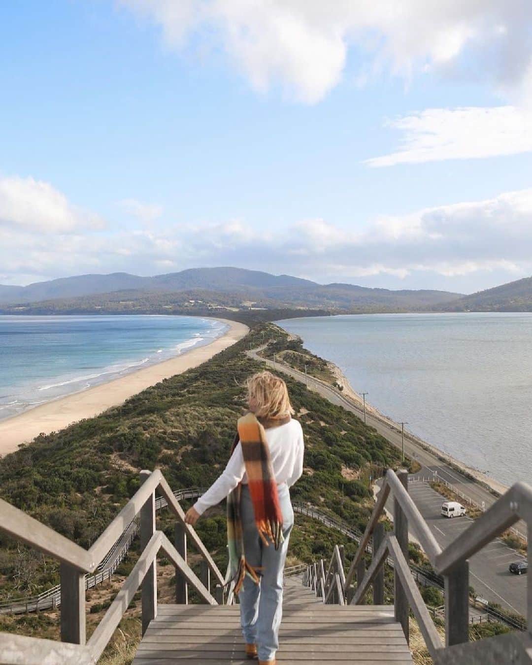 Australiaのインスタグラム：「Double the beach, double the fun! 😎 Kudos to @itsshaylajay for capturing this incredible shot of #TheNeck, a skinny sand strip connecting the north and south #BrunyIsland in @tasmania. Located off the coast of nipaluna (@hobartandbeyond), this island is best known for its coastal walks, wildlife and outstanding produce. If you want to experience it all, join a tour with @pennicottjourneys or @brunyislandsafaris. #SeeAustralia #ComeAndSayGday #DiscoverTasmania #HobartandBeyond」