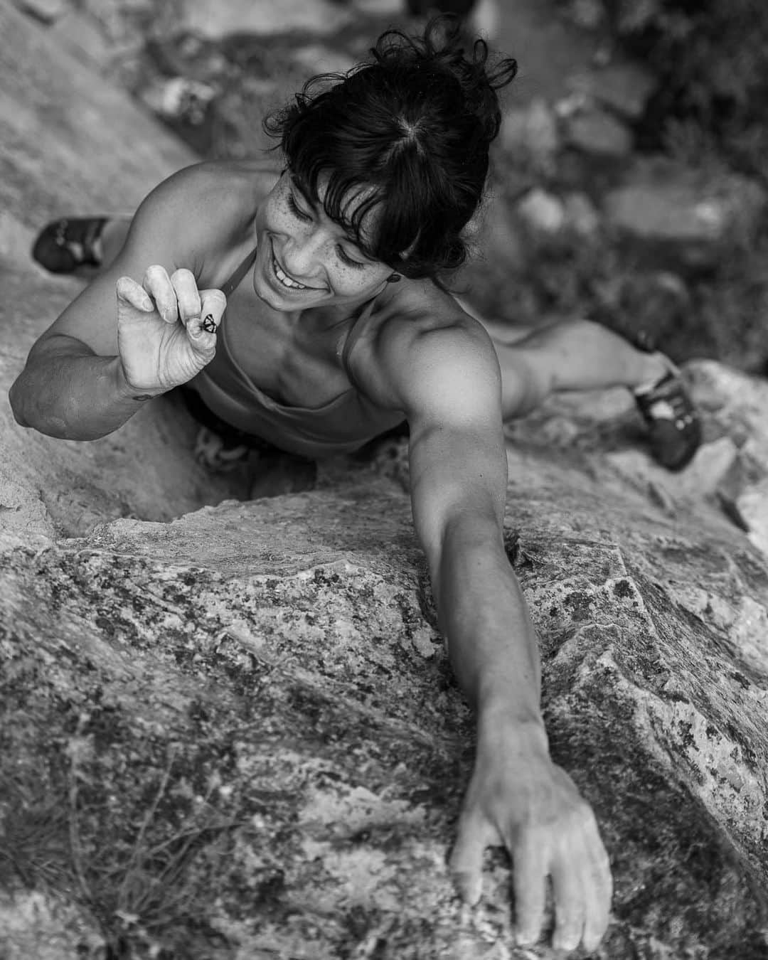 ニーナ・ウィリアムズのインスタグラム：「Mid-route moments with 📸 @mthurk ft. lil friend 🦋😌 @xavierbravo0217 on belay 🙌🏼 #riflesummercamp   @scarpana  @thenorthface_climb」