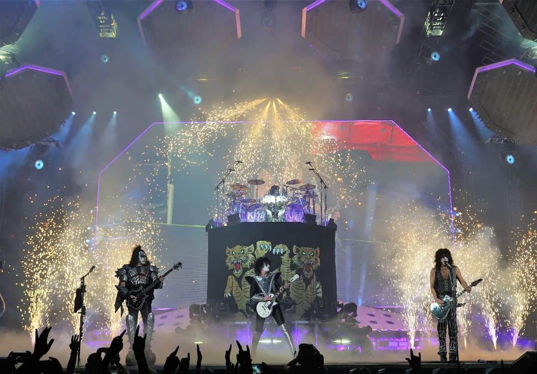 KISSのインスタグラム：「#CRANDON! Tonight, We ROCK! Let's shake the Raceway together! #EndOfTheRoadTour #CrandonInternationalRaceway #Wisconsin」