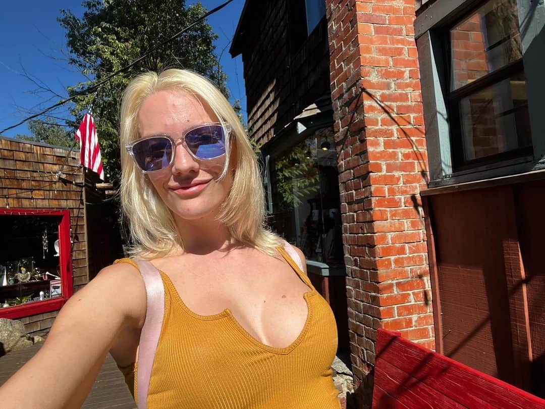 ケナ・ジェームスのインスタグラム：「I live to explore」