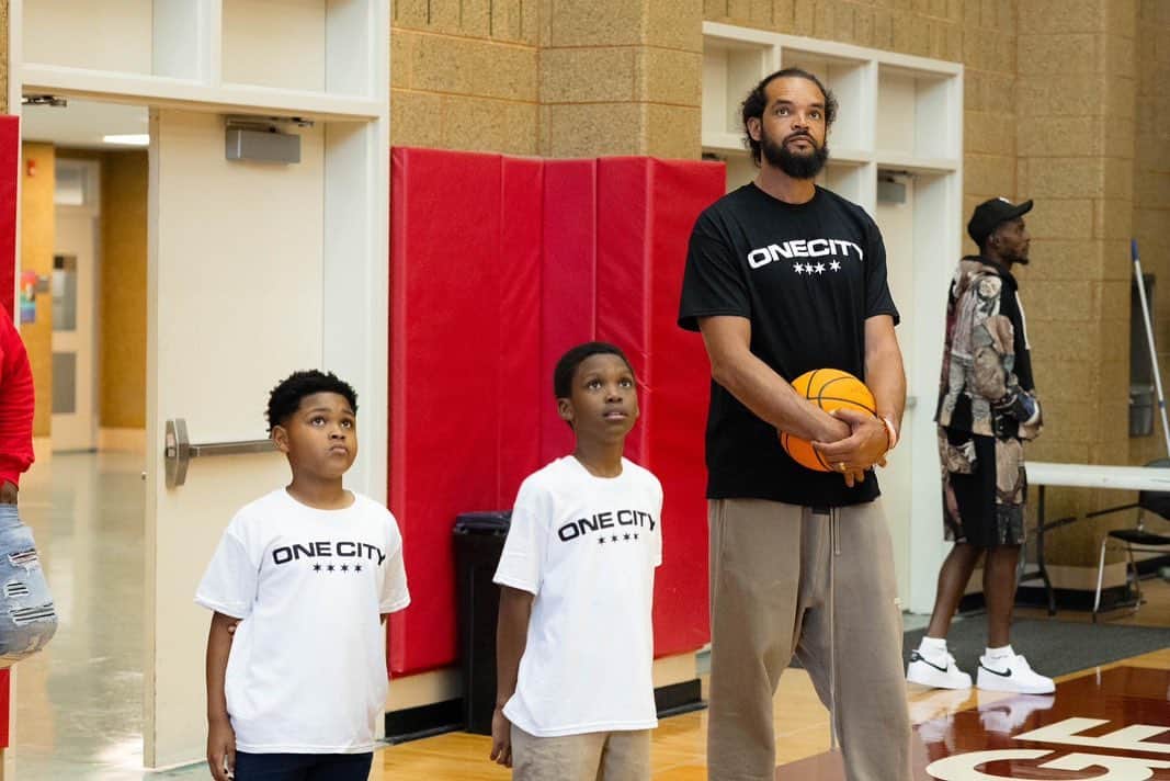 ジョアキム・ノアのインスタグラム：「ONE CITY  Big shoutout to all of Chicago. This season of ONE CITY was incredible. Major thank you to @noahsarcfdn , Cobe Williams, Arne Duncan, @yolieconnects and especially to the 28 violence prevention programs - all of the participants, coaches, coordinators and security for getting together and putting on for the city.   Congrats to Contextos for taking home the chip.   This is just the beginning …」