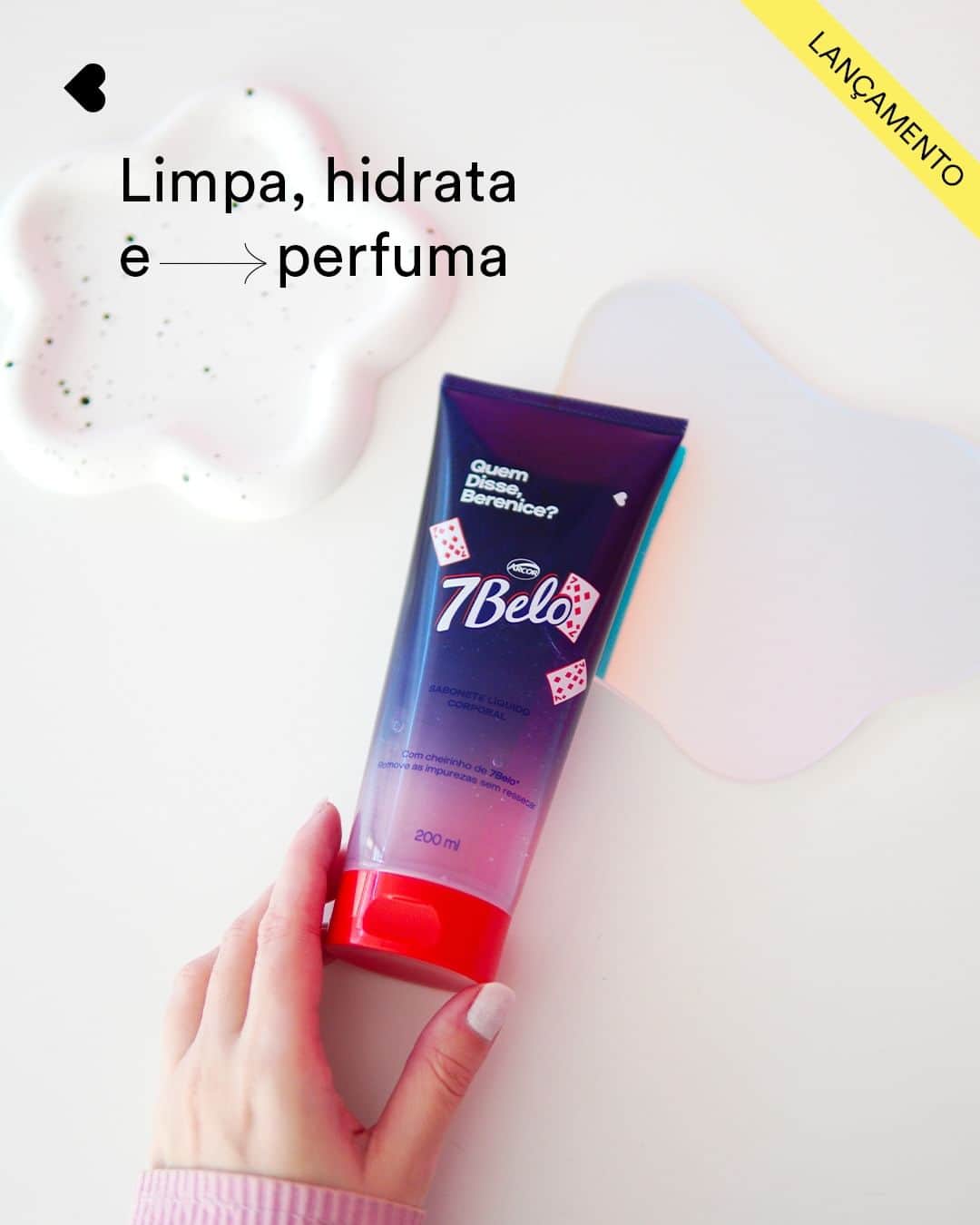 quem disse, berenice?のインスタグラム：「tão sentindo esse cheirinho? siiim! a família QDB+7Belo acaba de ficar maior com a chegada do novo sabonete líquido corporal, que limpa sem ressecar e mantém a hidratação natural da sua pele. prontas pra banhos ainda mais cheirosos?  #PraTodosVerem: o post é único com o Sabonete Liquido Corporal 7Belo deitado em uma mesa com uma mão segurando ele e o texto: "Limpa, hidrata e perfuma". Fim da descrição.」