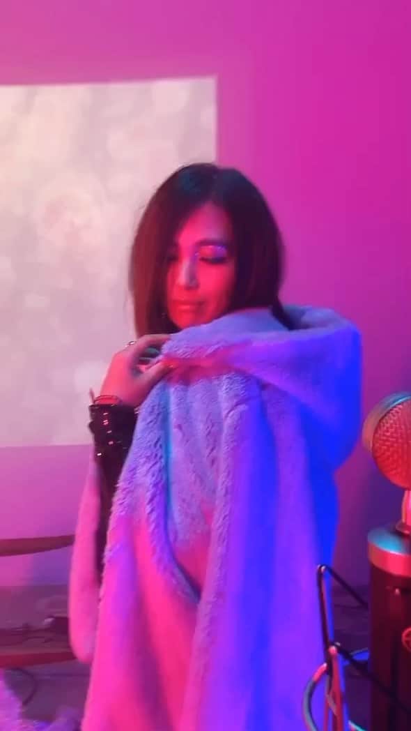 MINMIのインスタグラム：「essence9.21発売の収録される曲達を 振り返り紹介💓  2020の始まり アメリカに渡って最初に書いた曲 imacoco （イマココ） 街と街は繋がってる 星座のように...  まさにその歌詞通り この後コロナによる 長い隔離生活が始まった でも、この歌詞の様に 世界中が繋がっている事を 実感する時代にもなった  大きな何かが 変わり始めた時代の幕開け その象徴のような曲 時代が闇に包まれようとも 光の声に耳を澄まし届けたい そんな唄です✨  imacoco（イマココ） mv directed by @kenhonjo  prod by @tomospice 完成のMVもカッコいいです！まだご覧なってない方はぜひYouTubeで見てくださいね」