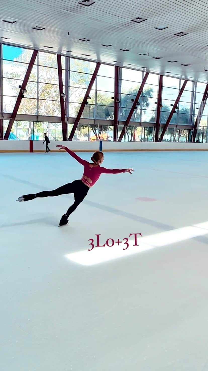 ポリーナ・エドモンズのインスタグラム：「Surprised myself and whipped one of these out this week! First triple-triple combo in over 3 years🥹🙏🏻✨  #figureskating #figureskater #tripleloop #tripletoeloop #toeloop #loop」