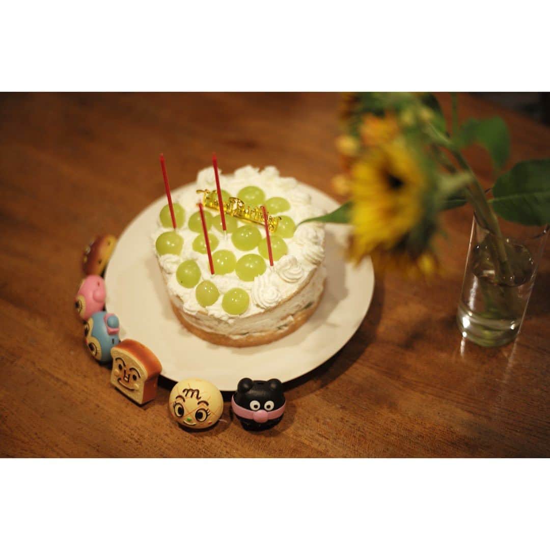 野々すみ花さんのインスタグラム写真 - (野々すみ花Instagram)「アンパンマンが焦げたか！と思いきや、こちらはスポンジケーキに初挑戦した時の写真です。  やってみれば、なんとかなりました。 トッピングはキウイとシャインマスカットを。お店で食べるケーキとは比べ物にもなりませんが、一味も二味も違った美味しさがありました🤤  さて、４歳になった息子。 尋常でない頑固さ、寝ない、食べない、歩かない、頭を抱える事は多々あれど、何より元気に過ごしてくれていることにただただ感謝します。  先日親戚で集まった時に５歳の甥っ子がみんなにインタビューをして回っていました。10秒以内に答えるというルールで。 自分のお母さん(私の妹)には「お母さんは、お父さんのことをどう想っていますか？」という質問に、咄嗟に「パス！」。一同「なんでそこパスやねんっ！笑」というツッコミ。 そして私には「すみかの好きなことはなんですか？」。焦ると考えるより先に口が勝手に動きます。「お料理！」と答えたあとに、そうか！私はお料理が好きだったのかと気づく。続けざまに次の質問「すみかの好きな仕事はなんですか？」咄嗟に「息子に絵本を読むこと！」と答えていました。それで、あぁ私は絵本を読む時間が仕事と思うくらいだいじな時間だと思ってたんだなぁと、気づきました。  毎晩寝る前に、息子が選んでくる2.3冊の絵本を2回ずつ読むのがここ数年の日課でしたが、最近は熱心に自分で読む(眺める)ことが増えて来ました。 そんな姿を見ると、言葉でどう表せば良いのかわからない気持ちが湧いてきます。  とにかく なんでもないと思っている日常は 一瞬一瞬変わって行くものだと心に留めて 日々過ごしたいと思いました。」9月2日 10時53分 - osumi_sumi