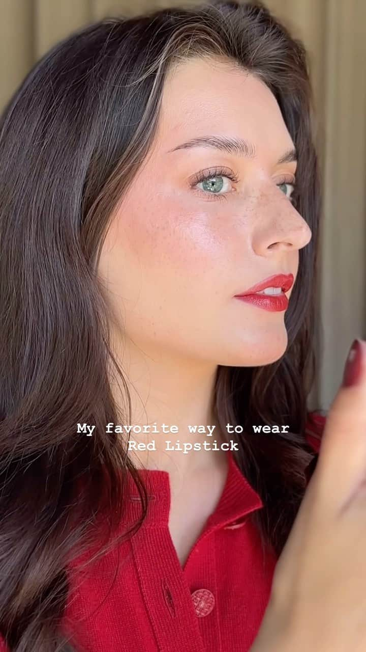 ジェシカ・ジェーン・クレメントのインスタグラム：「Nothing quite like classic red lipstick🌹 The full makeup tutorial is up on @welovecoco’s stories now, using Chanel’s new FW2023 beauty collection ♥️ #workingwithchanel   Products:  Eyeshadow- OMBRE PREMIÈRE LIBRE Loose Eyeshadow in Sycomore, Chêne Brun and Mûrier Noir Foundation- LES BEIGES Water-Fresh Complexion Touch in B30 Mascara - INIMITABLE WATERPROOF Mascara in Noir Blush - DOUCEUR D’ÉQUINOXE Blush in Beige Rosé Et Mauve Highlighter- BAUME ESSENTIEL in Sculpting Faux Freckles- Precision Eye Definer in Brun Teak Lip Liner - Longwear Lip Liner in Rouge intense Lipstick - ROUGE COCO BLOOM Lip Colour in Kind Nails - Longwear Nail Color in Bois de Îles  All products by Chanel ♥️   #makeuptutorial #redlipstick」