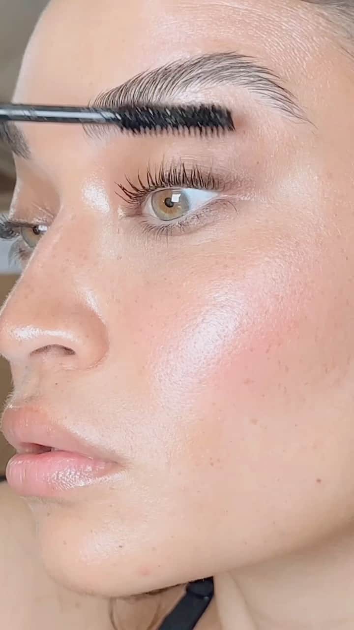 シャニーナ・シャイクのインスタグラム：「SALA on set @salabyshanina it’s volumizing, nourishing and smudge proof」