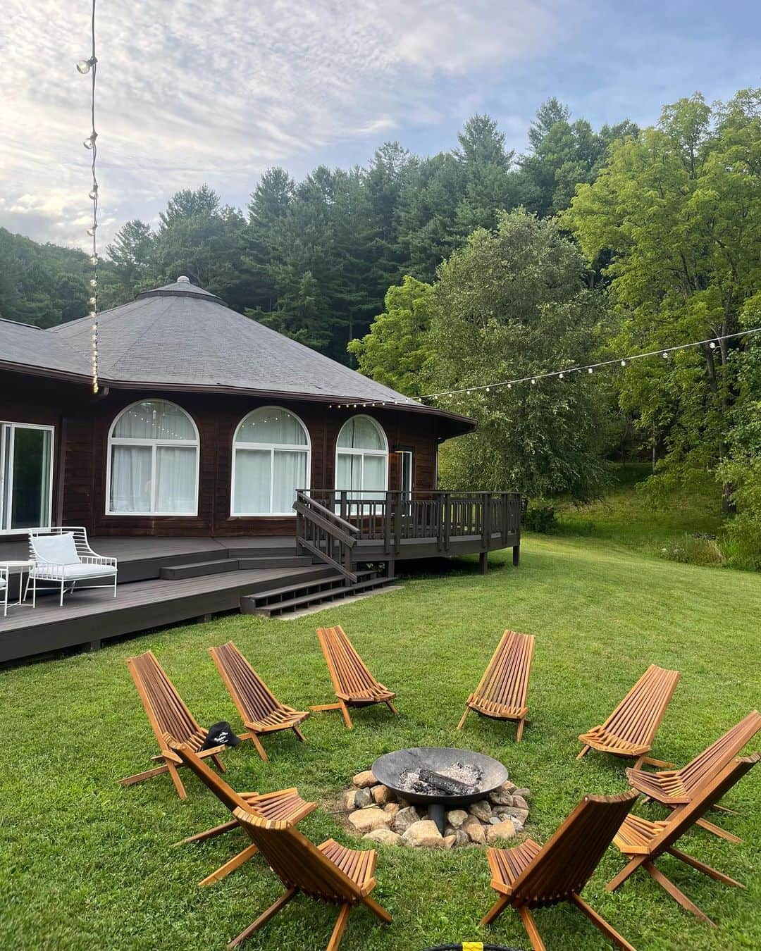 Aaron Carpenterさんのインスタグラム写真 - (Aaron CarpenterInstagram)「Stayed in the beautiful @kindlingmeadows home in Asheville for the wedding weekend with my groomsmen🙌   Such a peaceful place & was the perfect spot for a pre-wedding bonfire🫶」9月2日 5時36分 - aaroncarpenter