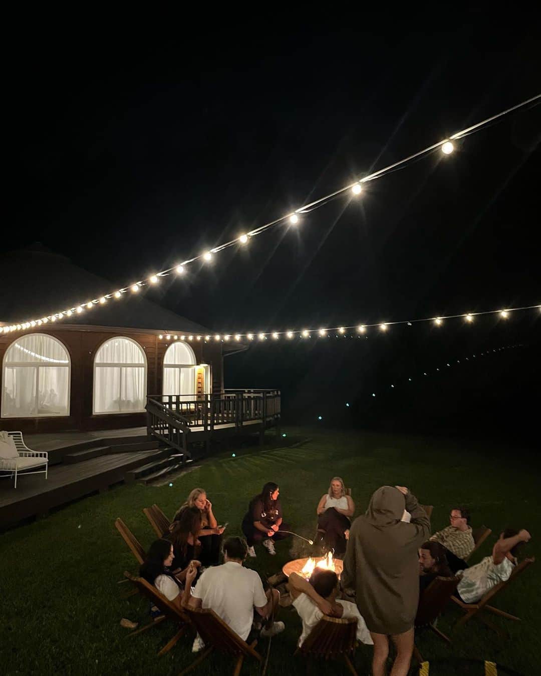 Aaron Carpenterさんのインスタグラム写真 - (Aaron CarpenterInstagram)「Stayed in the beautiful @kindlingmeadows home in Asheville for the wedding weekend with my groomsmen🙌   Such a peaceful place & was the perfect spot for a pre-wedding bonfire🫶」9月2日 5時36分 - aaroncarpenter