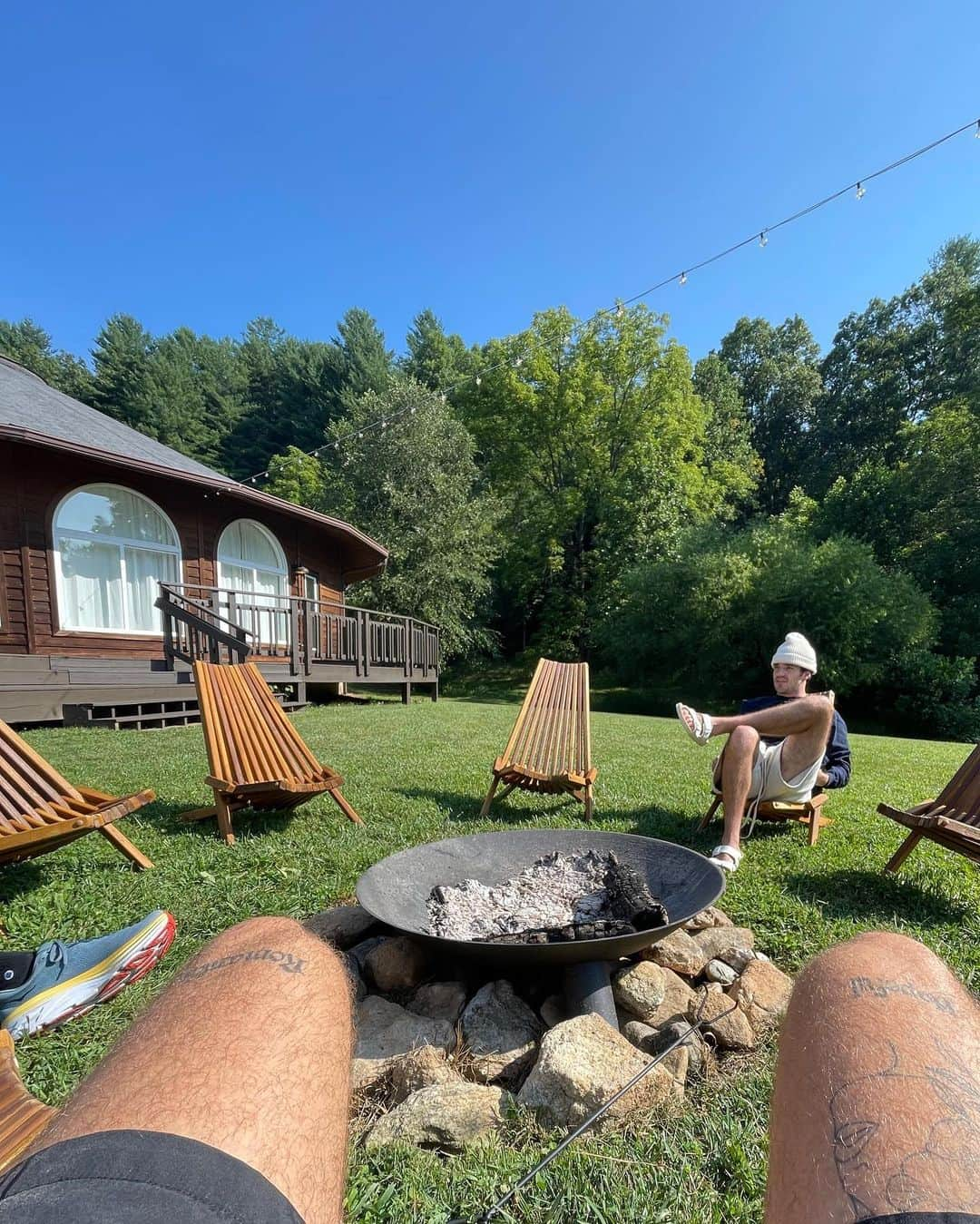 Aaron Carpenterさんのインスタグラム写真 - (Aaron CarpenterInstagram)「Stayed in the beautiful @kindlingmeadows home in Asheville for the wedding weekend with my groomsmen🙌   Such a peaceful place & was the perfect spot for a pre-wedding bonfire🫶」9月2日 5時36分 - aaroncarpenter