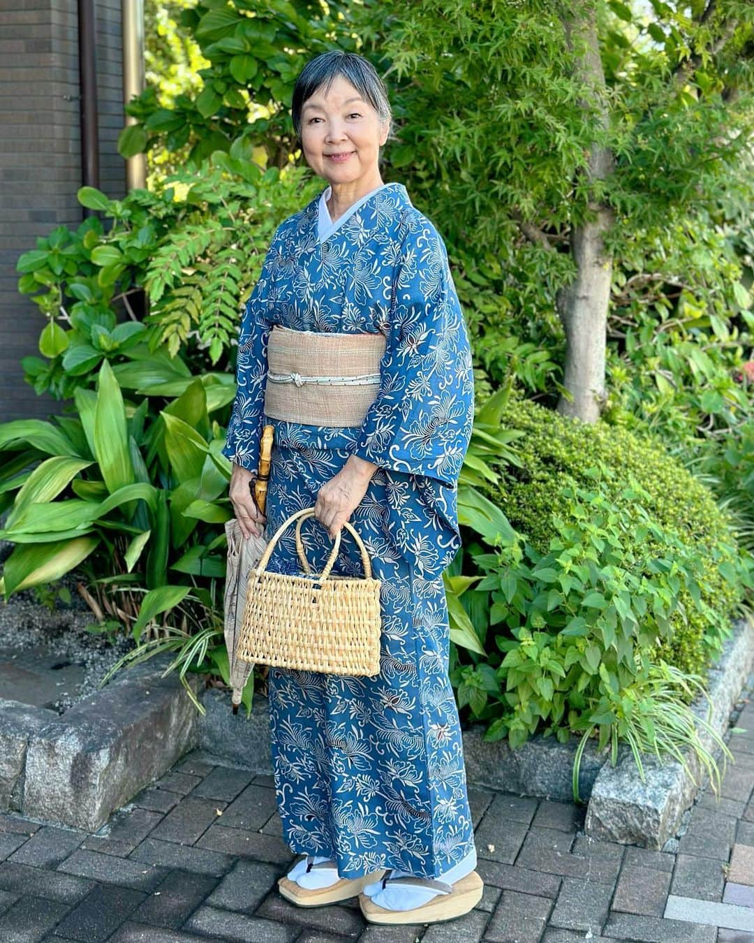 山崎陽子のインスタグラム：「九月朔 お茶稽古へ。 菊柄の浴衣にカゴと日傘、9月も浴衣の出番あり。 #yukata #奥州小紋 #竺仙  #土佐手縞 #福永世紀子 #八寸帯好き #ふくひろ綺物  #ごまちゃん #冠組 #道明 #木草履 #シナ布草履 #一脇  #おとなの浴衣はじめます  茶箱の月点前」