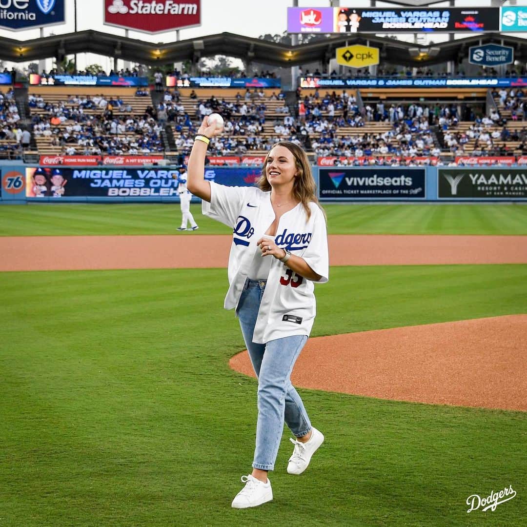 Los Angeles Dodgersさんのインスタグラム写真 - (Los Angeles DodgersInstagram)「Celebrating a special bobblehead night with the Outmans.」9月2日 5時40分 - dodgers