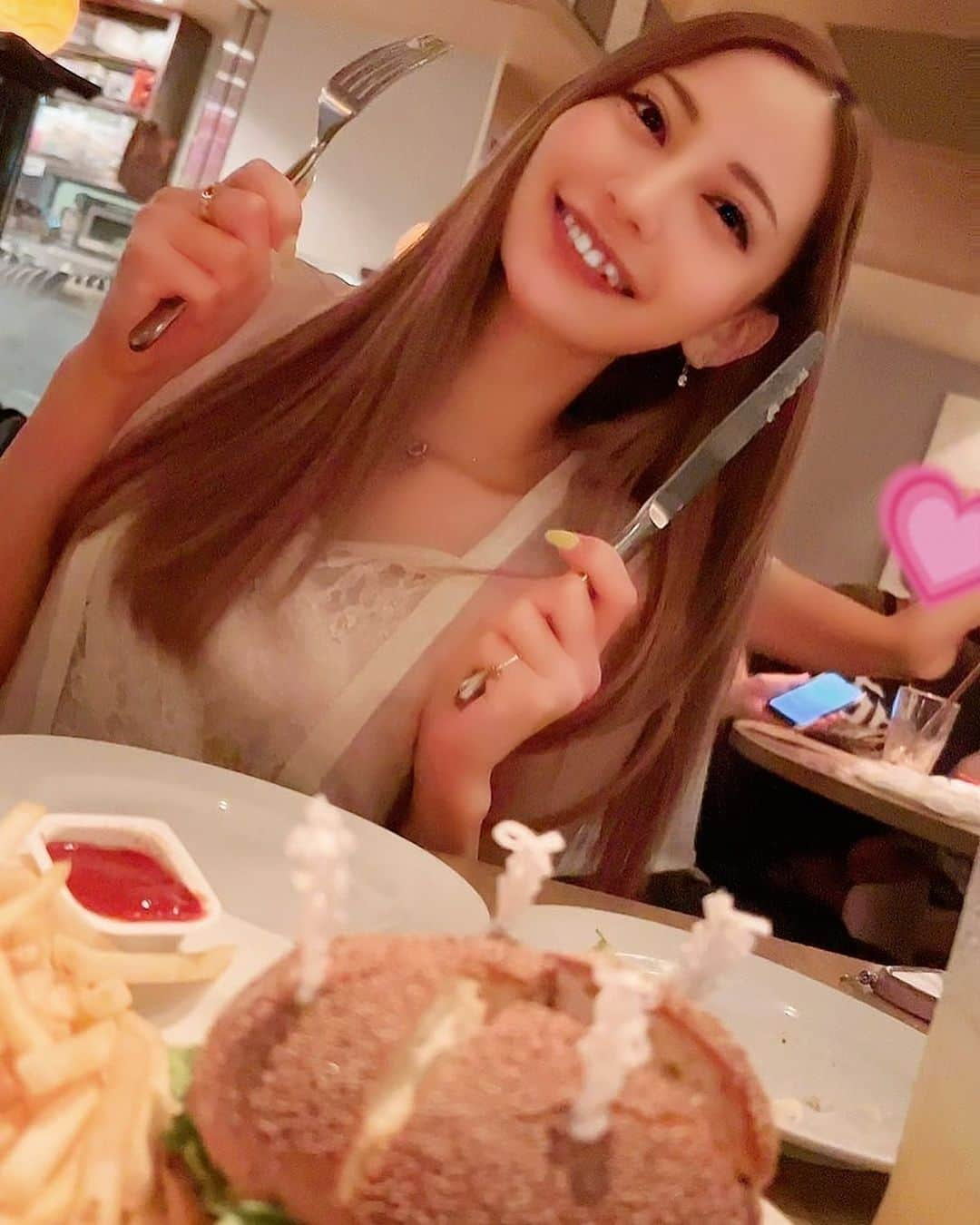 真野ゆりあさんのインスタグラム写真 - (真野ゆりあInstagram)「. まどかさん(@madoka_arai_xoxo )と 出勤前にご飯食べに行った時に まどかさんが撮ってくれた写真🫶 . 出勤したくなーい🥺と言いながら この後ちゃんと出勤しました(当たり前w) . 楽しかった🙌🤍 . . #キャバ嬢  #ノンアルキャバ嬢  #六本木 #元セクシー女優  #フォロワー増やしたい  #コメント大歓迎  #youtuber #followme  #instagood  #tagsforlikes #japanesegirl」9月2日 5時47分 - mano_yuria