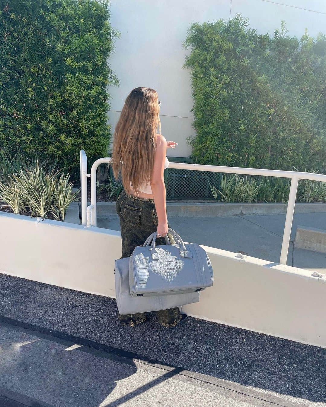 Olivia Piersonさんのインスタグラム写真 - (Olivia PiersonInstagram)「Staycation Friday with my @totencarry bags! 🤍 Use Code: OLIVIA for Buy one & Get one free! ✨ ad」9月2日 5時47分 - oliviapierson