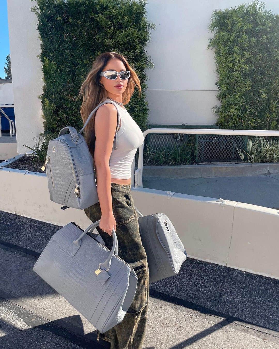 のインスタグラム：「Staycation Friday with my @totencarry bags! 🤍 Use Code: OLIVIA for Buy one & Get one free! ✨ ad」
