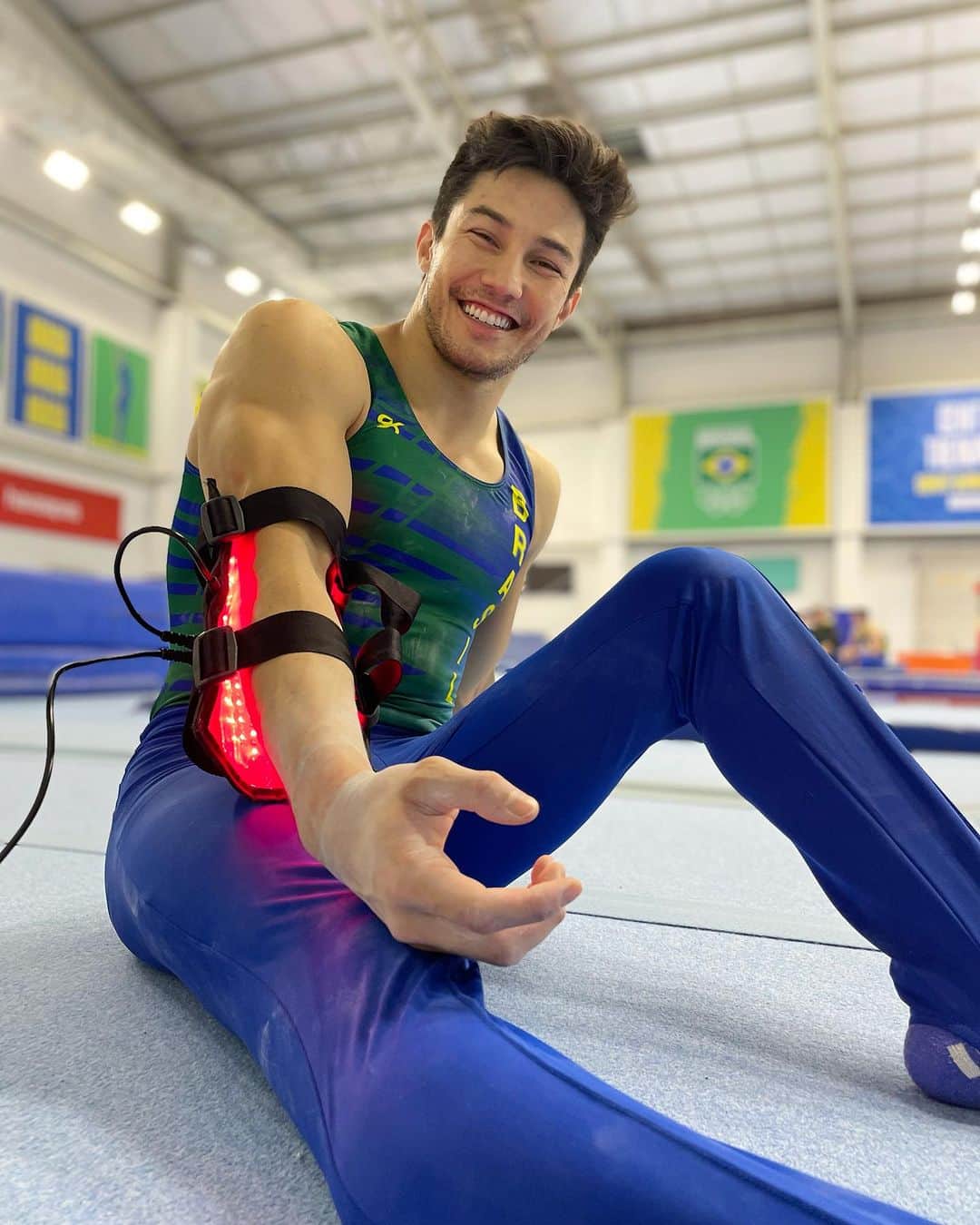 アルトゥール・オヤカワ・マリアノのインスタグラム：「Fala galera!  To aqui hoje para falar de como essa manta led da Sportlux tem me ajudado muitooo durante os períodos pós treino e até pré. Super compacta e prática! Quem convive comigo no dia a dia vê o quanto eu levo essa manta pra cima e pra baixo. Ela ajuda e estimula na remodelação das células auxiliando numa boa recuperação articular e muscular. Tem efeito anti-inflamatório e analgésico…🩷  E tem me ajudado bastante nos períodos of treino.  Ahhh, e foi super indicação dos nosso fisioterapeutas. 💪🏻❤️ Muito obrigado @sportlluxoficial   Nonô indica, Nono recomenda . #gymnastics #sportlux #recoverysayings」