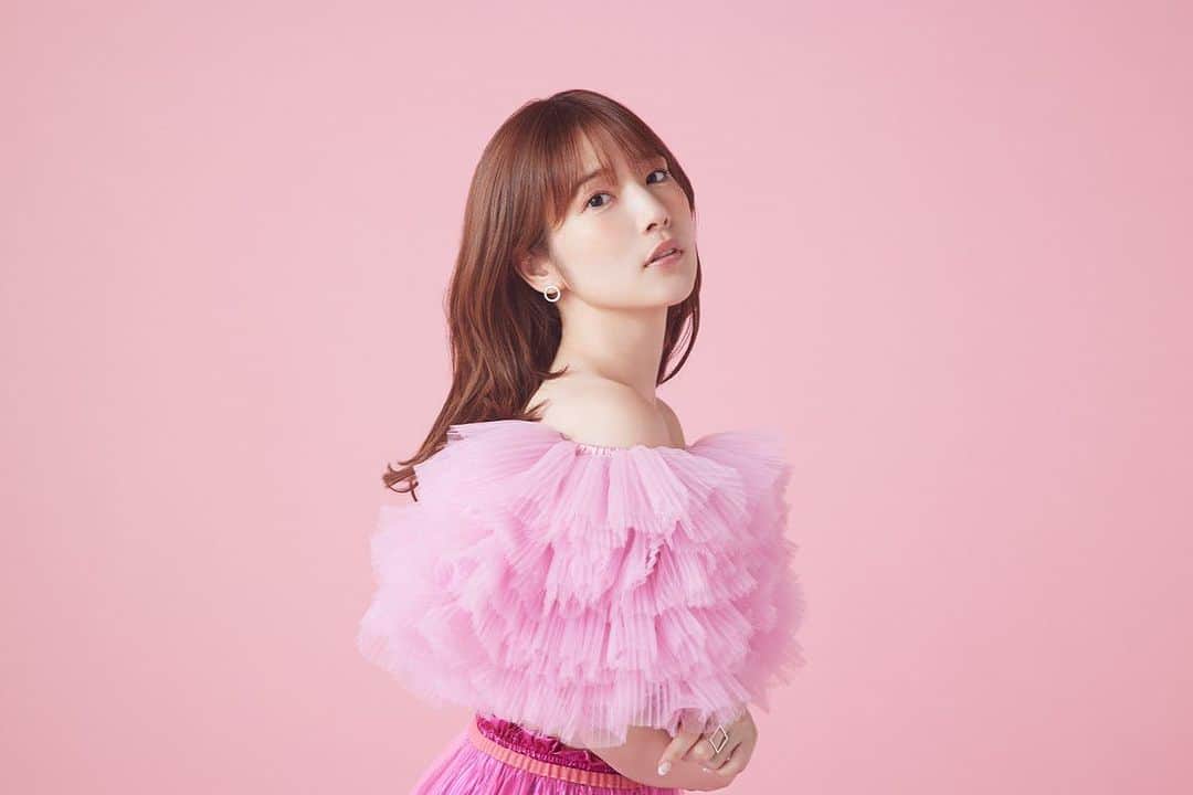 のインスタグラム：「【15th SINGLE ラブ・ユー・テンダー！】  まあやさんの新しいアー写  新しい🆕 美しい✨ 可愛い😍  新曲「ラブ・ユー・テンダー！」 よろしくお願いします‼️  明日からツアースタートです‼️  #内田真礼 #ラブユーテンダー #アー写 #サムズポイント #スタイリスト #samukashiwagi #柏木作夢」
