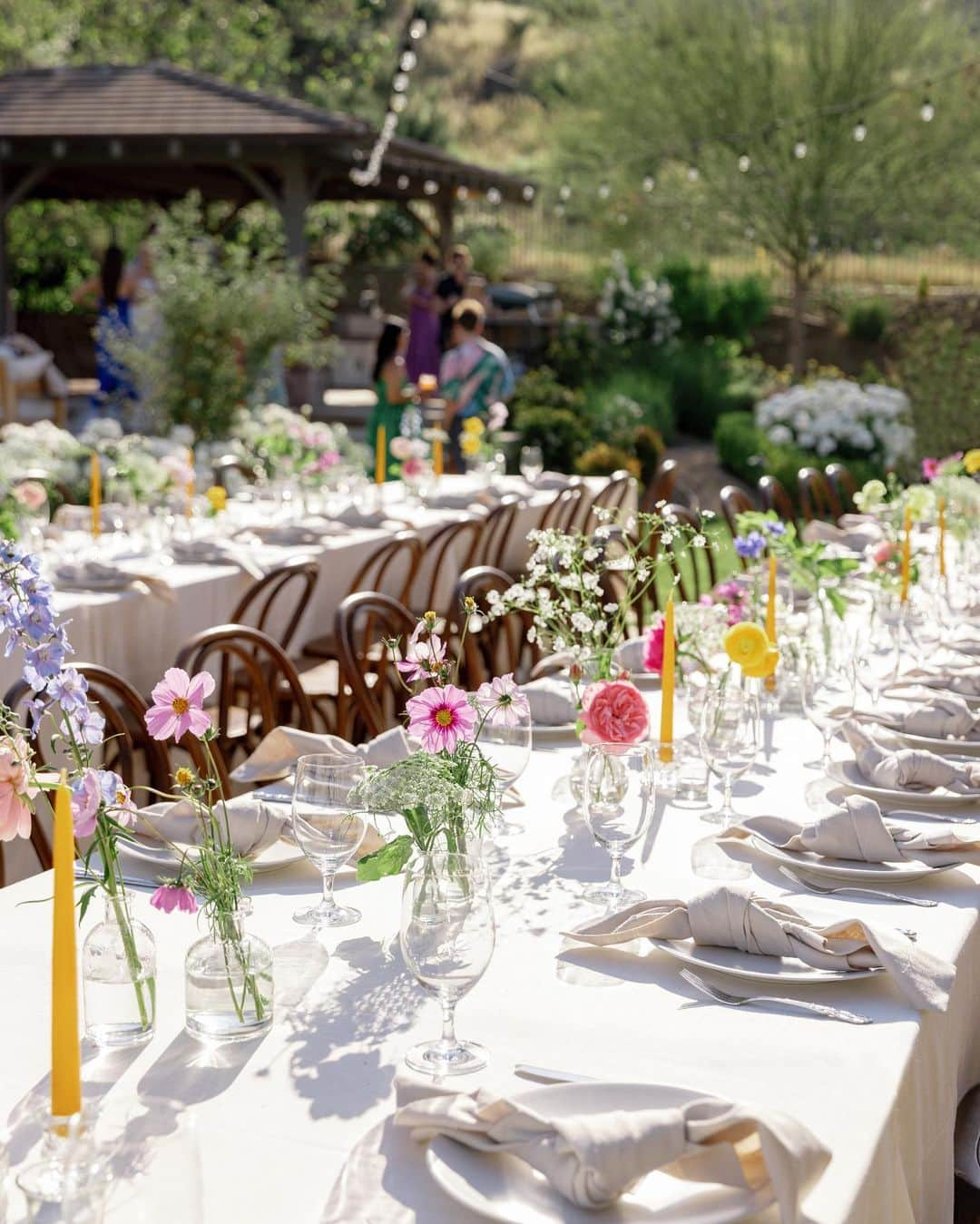 アリエル・ヴァンデンバーグさんのインスタグラム写真 - (アリエル・ヴァンデンバーグInstagram)「I’ve always dreamed of having an intimate, backyard wedding! And two of our best friends, graciously offered their home! We wanted our wedding to be simple and sweet! And that’s exactly how it was! Bright and delicate flowers sprinkled across the tables. It definitely helped that the entire backyard had white roses in full bloom! (Gods gift saved us thousands of dollars lol). We had a deliciously unique cake that tasted of tres leches and apricot 🤤 (hands down favorite cake I’ve ever had). I’ve always wanted pizza at my wedding, so we hauled a 500 lbs pizza oven into the backyard for fresh amazing pizza! (Should have ate more that night, that’s for sure. 😂) Everyone took home Cutie cookies painted like our favorite girl, Stinky! Love was in the air as the fairy lights above our heads twinkled in the night sky and we danced the night away! ✨  Photos: @christinamcneill  Video: @whiteinrevery  Coordinator: @carlyraeweddings  Dress: @chosenbykyha via @enblanc_la  Veil: @amsale  Glam: @afton  Suit: @paulsmithdesign  Catering: @madeinitalybistro  Florals: @floretfloral  Music: @rickyrocksdrums  Cake: @kellygraycakes  Cookies: @cubandcuppy  Rentals: @lapinataparty  Venue: @thejasonkennedy @thelaurenkennedy backyard 😍」9月2日 6時04分 - arielle