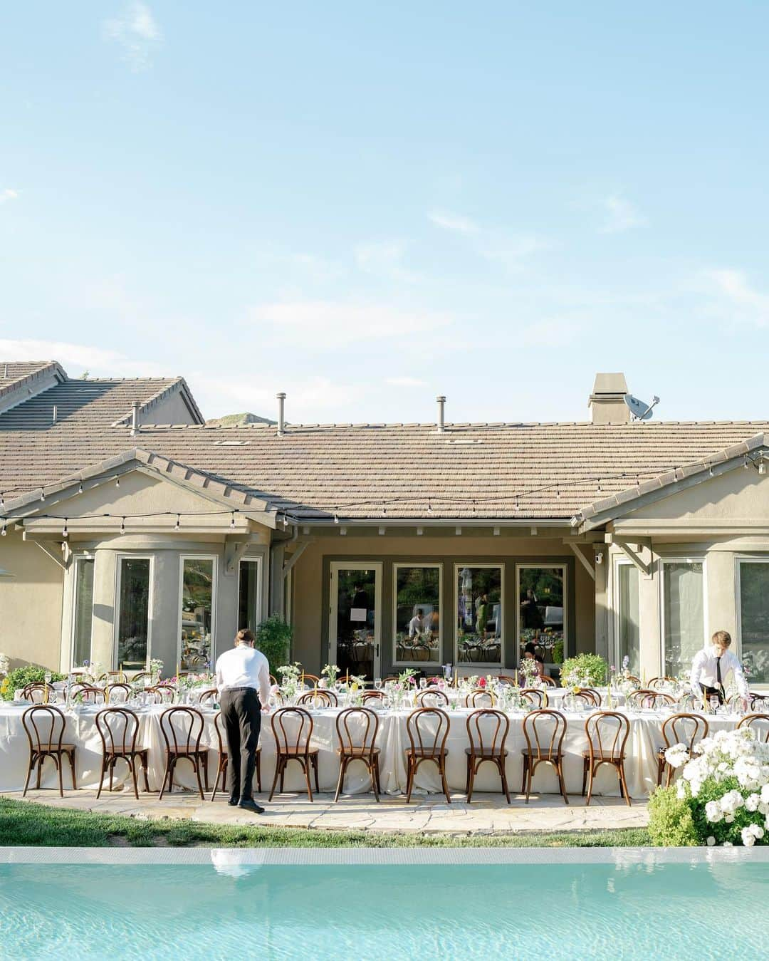 アリエル・ヴァンデンバーグさんのインスタグラム写真 - (アリエル・ヴァンデンバーグInstagram)「I’ve always dreamed of having an intimate, backyard wedding! And two of our best friends, graciously offered their home! We wanted our wedding to be simple and sweet! And that’s exactly how it was! Bright and delicate flowers sprinkled across the tables. It definitely helped that the entire backyard had white roses in full bloom! (Gods gift saved us thousands of dollars lol). We had a deliciously unique cake that tasted of tres leches and apricot 🤤 (hands down favorite cake I’ve ever had). I’ve always wanted pizza at my wedding, so we hauled a 500 lbs pizza oven into the backyard for fresh amazing pizza! (Should have ate more that night, that’s for sure. 😂) Everyone took home Cutie cookies painted like our favorite girl, Stinky! Love was in the air as the fairy lights above our heads twinkled in the night sky and we danced the night away! ✨  Photos: @christinamcneill  Video: @whiteinrevery  Coordinator: @carlyraeweddings  Dress: @chosenbykyha via @enblanc_la  Veil: @amsale  Glam: @afton  Suit: @paulsmithdesign  Catering: @madeinitalybistro  Florals: @floretfloral  Music: @rickyrocksdrums  Cake: @kellygraycakes  Cookies: @cubandcuppy  Rentals: @lapinataparty  Venue: @thejasonkennedy @thelaurenkennedy backyard 😍」9月2日 6時04分 - arielle