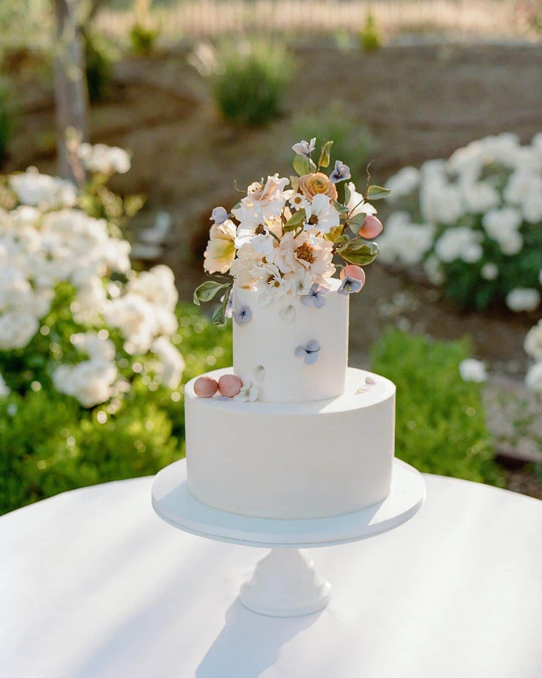 アリエル・ヴァンデンバーグさんのインスタグラム写真 - (アリエル・ヴァンデンバーグInstagram)「I’ve always dreamed of having an intimate, backyard wedding! And two of our best friends, graciously offered their home! We wanted our wedding to be simple and sweet! And that’s exactly how it was! Bright and delicate flowers sprinkled across the tables. It definitely helped that the entire backyard had white roses in full bloom! (Gods gift saved us thousands of dollars lol). We had a deliciously unique cake that tasted of tres leches and apricot 🤤 (hands down favorite cake I’ve ever had). I’ve always wanted pizza at my wedding, so we hauled a 500 lbs pizza oven into the backyard for fresh amazing pizza! (Should have ate more that night, that’s for sure. 😂) Everyone took home Cutie cookies painted like our favorite girl, Stinky! Love was in the air as the fairy lights above our heads twinkled in the night sky and we danced the night away! ✨  Photos: @christinamcneill  Video: @whiteinrevery  Coordinator: @carlyraeweddings  Dress: @chosenbykyha via @enblanc_la  Veil: @amsale  Glam: @afton  Suit: @paulsmithdesign  Catering: @madeinitalybistro  Florals: @floretfloral  Music: @rickyrocksdrums  Cake: @kellygraycakes  Cookies: @cubandcuppy  Rentals: @lapinataparty  Venue: @thejasonkennedy @thelaurenkennedy backyard 😍」9月2日 6時04分 - arielle