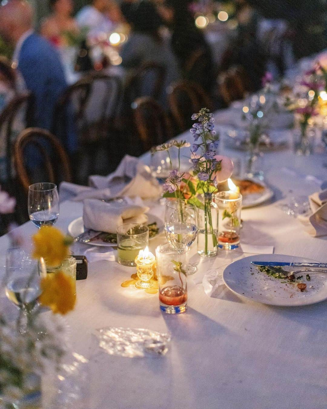 アリエル・ヴァンデンバーグさんのインスタグラム写真 - (アリエル・ヴァンデンバーグInstagram)「I’ve always dreamed of having an intimate, backyard wedding! And two of our best friends, graciously offered their home! We wanted our wedding to be simple and sweet! And that’s exactly how it was! Bright and delicate flowers sprinkled across the tables. It definitely helped that the entire backyard had white roses in full bloom! (Gods gift saved us thousands of dollars lol). We had a deliciously unique cake that tasted of tres leches and apricot 🤤 (hands down favorite cake I’ve ever had). I’ve always wanted pizza at my wedding, so we hauled a 500 lbs pizza oven into the backyard for fresh amazing pizza! (Should have ate more that night, that’s for sure. 😂) Everyone took home Cutie cookies painted like our favorite girl, Stinky! Love was in the air as the fairy lights above our heads twinkled in the night sky and we danced the night away! ✨  Photos: @christinamcneill  Video: @whiteinrevery  Coordinator: @carlyraeweddings  Dress: @chosenbykyha via @enblanc_la  Veil: @amsale  Glam: @afton  Suit: @paulsmithdesign  Catering: @madeinitalybistro  Florals: @floretfloral  Music: @rickyrocksdrums  Cake: @kellygraycakes  Cookies: @cubandcuppy  Rentals: @lapinataparty  Venue: @thejasonkennedy @thelaurenkennedy backyard 😍」9月2日 6時04分 - arielle