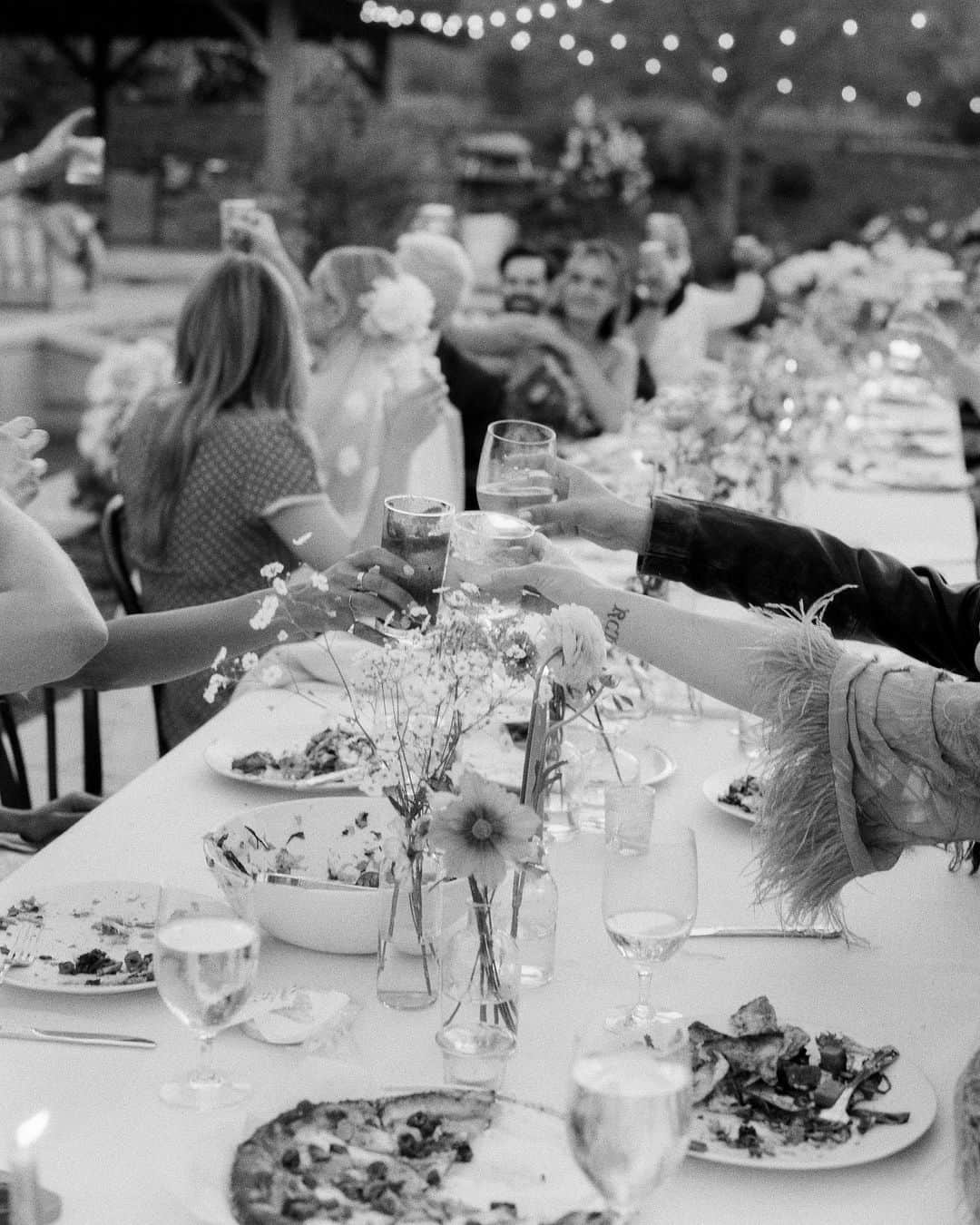 アリエル・ヴァンデンバーグさんのインスタグラム写真 - (アリエル・ヴァンデンバーグInstagram)「I’ve always dreamed of having an intimate, backyard wedding! And two of our best friends, graciously offered their home! We wanted our wedding to be simple and sweet! And that’s exactly how it was! Bright and delicate flowers sprinkled across the tables. It definitely helped that the entire backyard had white roses in full bloom! (Gods gift saved us thousands of dollars lol). We had a deliciously unique cake that tasted of tres leches and apricot 🤤 (hands down favorite cake I’ve ever had). I’ve always wanted pizza at my wedding, so we hauled a 500 lbs pizza oven into the backyard for fresh amazing pizza! (Should have ate more that night, that’s for sure. 😂) Everyone took home Cutie cookies painted like our favorite girl, Stinky! Love was in the air as the fairy lights above our heads twinkled in the night sky and we danced the night away! ✨  Photos: @christinamcneill  Video: @whiteinrevery  Coordinator: @carlyraeweddings  Dress: @chosenbykyha via @enblanc_la  Veil: @amsale  Glam: @afton  Suit: @paulsmithdesign  Catering: @madeinitalybistro  Florals: @floretfloral  Music: @rickyrocksdrums  Cake: @kellygraycakes  Cookies: @cubandcuppy  Rentals: @lapinataparty  Venue: @thejasonkennedy @thelaurenkennedy backyard 😍」9月2日 6時04分 - arielle