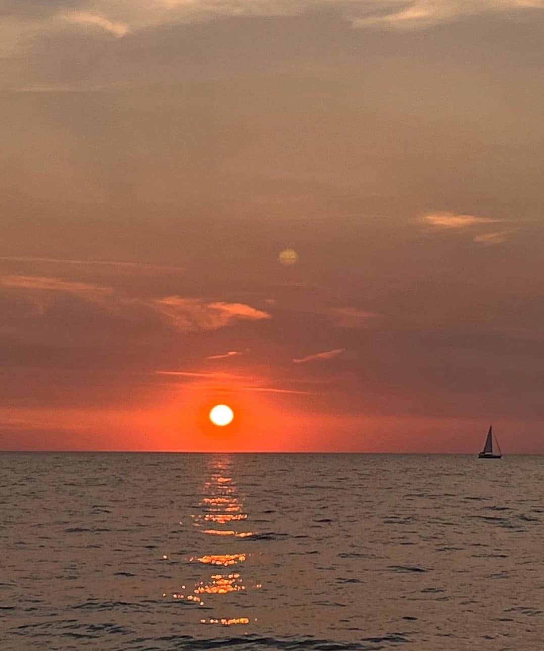のインスタグラム：「Sunsets with you🌅🤍」