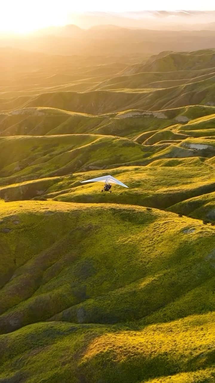 クリス・バーカードのインスタグラム：「Shot on assignment for @natgeo in May, 2023  The typically arid hills of the New Cuyama valley by Carrizo Plains, CA feel as is they are taking a much needed breath of fresh air after seasons of dry weather. Torrential rainstorms from last winter gave the area such an enormous amount of water, causing the super bloom and literal bursts of color scattered across hills. With the gift of rain, the valley opened up and transformed into something beautiful and fresh, a good reminder to be willing to receive in our lives the resources provided by the earth and place we call home, often arriving at times we might need it more than we think.」