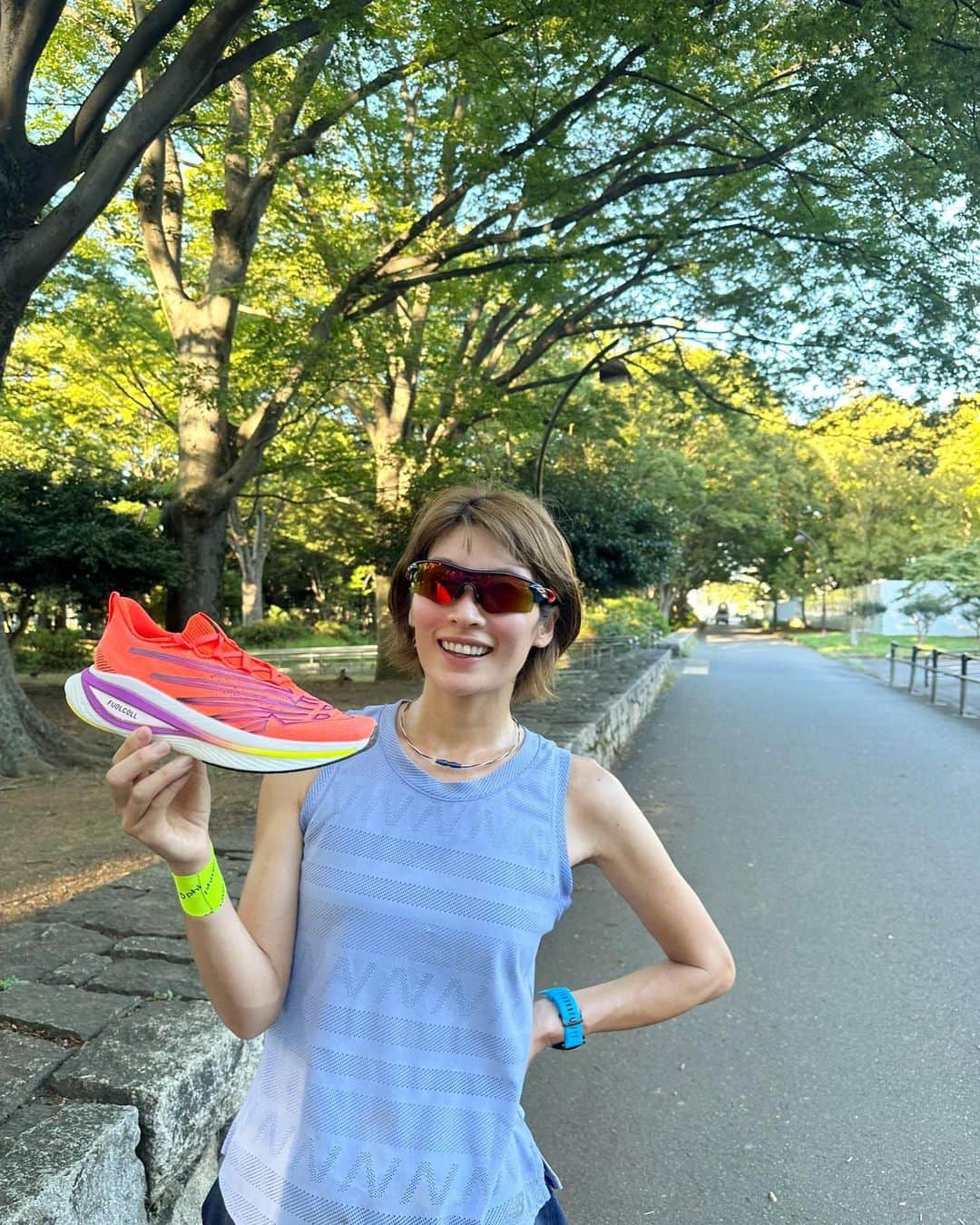 西谷綾子のインスタグラム：「🌻 8月の走行距離は193kmでした🏃‍♀️ JOGが少ないのは課題だけど🫣 スピード練は集中して粘り強く走れた🔥  なにより8月も 元気に怪我なく走れて良かった！！🥰🌻  今週のRUNは5回🏃‍♀️♡ 30(水)4km jog+流し3本 31(木)3km-2km-1km 苦しくキツかったけど粘って設定タイムクリア😭 9/1(金)400×8本 ラストは81秒でビックリ🥹  今日・明日！ 9/2(土)ゆうすけ練20km 5:50/km 9/3(日) ゆうすけ練20km 5:15/km ご参加の皆さまよろしくお願いします♡  9月も元気に駆け抜けるぞーー🥰🍁🍠  @newbalance @newbalancerunning  #ニューバランスエリートv3 👟 #めちゃくちゃ良い #オススメ #ファイテン手首巻き」