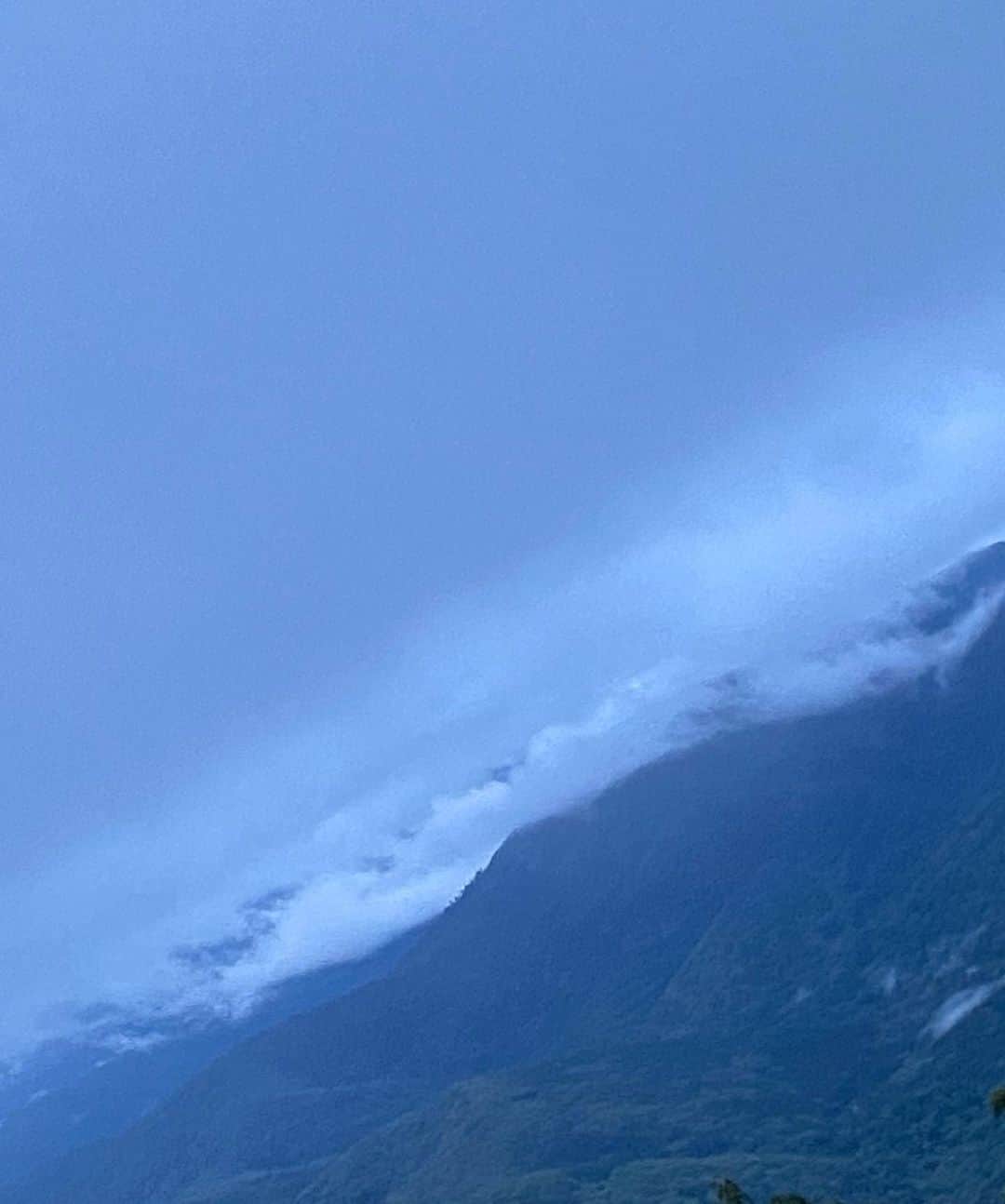 木原さとみさんのインスタグラム写真 - (木原さとみInstagram)「#雲海　を見に朝？3時半起きでゴンドラに乗りました。 夜は大雨だったからゴンドラが運休かもだったけど、何とか雨が止んで動いてました！ でも、んーー、今日は、出ないーー🥲 とりあえず、スリルを味わいました。 遠くの山に。 あれは雲海らしい。 もし、晴れて出たらの写真も😊めちゃくちゃ綺麗だよねー。 #トマム星野リゾート  #雲海みたかったなー  #北海道」9月2日 6時24分 - satop0704