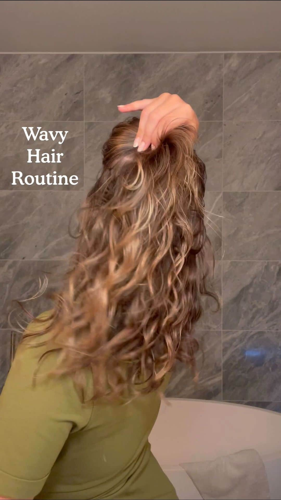 ナターシャ・ブレのインスタグラム：「My current wavy hair routine :) no heat! 🤎」