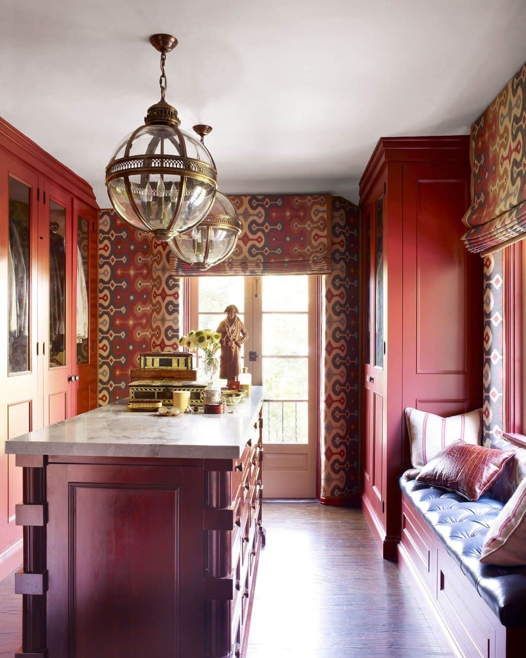のインスタグラム：「Ready for your close-up? This dressing room in the home of ELLE DECOR A-Lister Martyn Lawrence Bullard (@martynbullard) brings all the Hollywood glamour, and was once home to silent film stars Rudolph Valentino and Gloria Swanson. The secret to Bullard’s glitzy decor scheme? A globetrotter’s mindset: “The house feels like a modern take on traditional English decorating,” he says. “The gentleman of the past who would finish his education with the Grand Tour and bring home classic pieces.”   Click the link in bio to see the rest of the historic Los Angeles home, as featured in the December 2012 Issue of ELLE DECOR. Written by @davidkeepsinsta. Photographed by @williamwaldronphoto. Styled by @spi_interiors.」