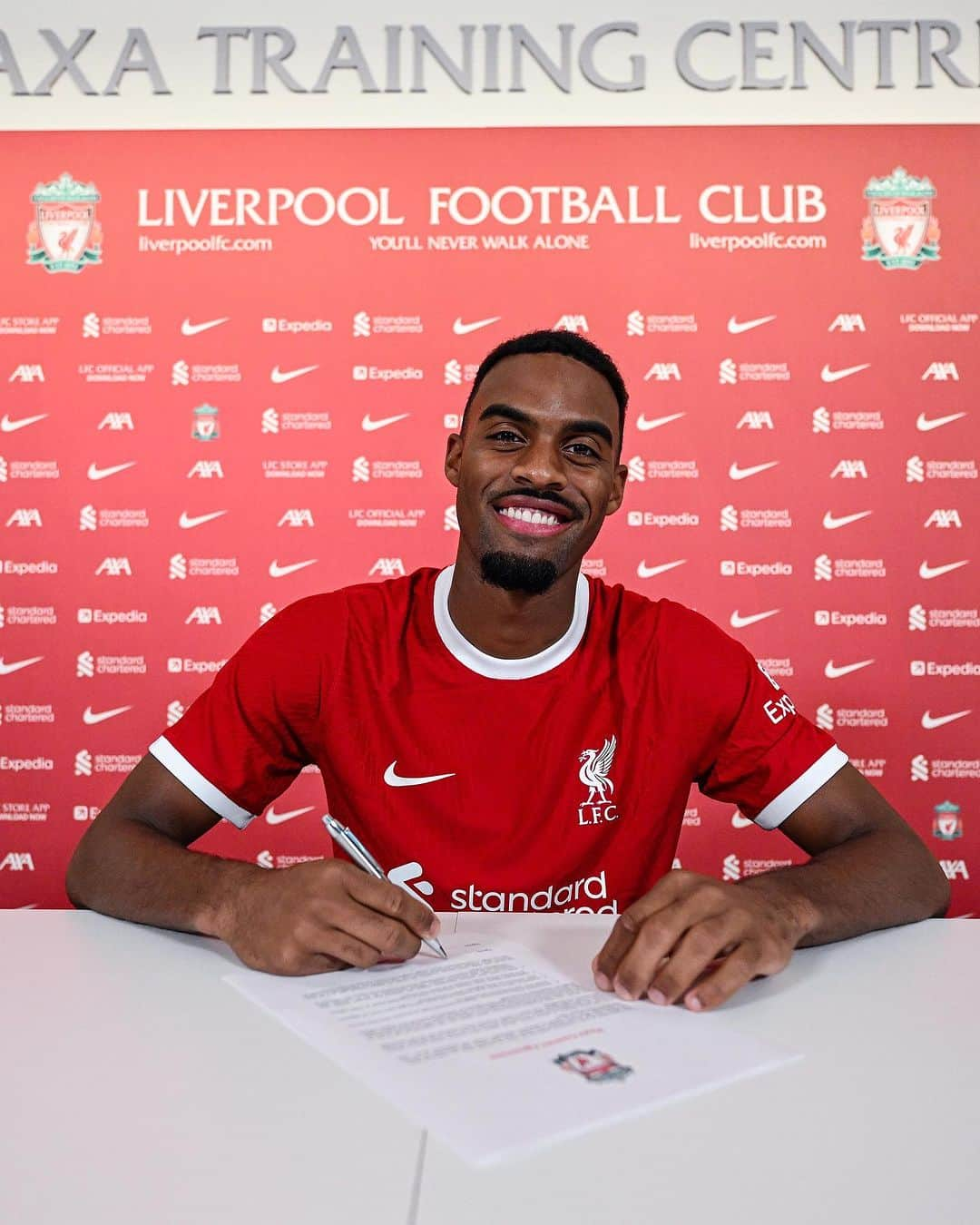 ライアン・フラーフェンベルフのインスタグラム：「Delighted to sign for this amazing club. It's an honour to be here and I can't wait to get started ♥️ @LiverpoolFC  #YNWA」