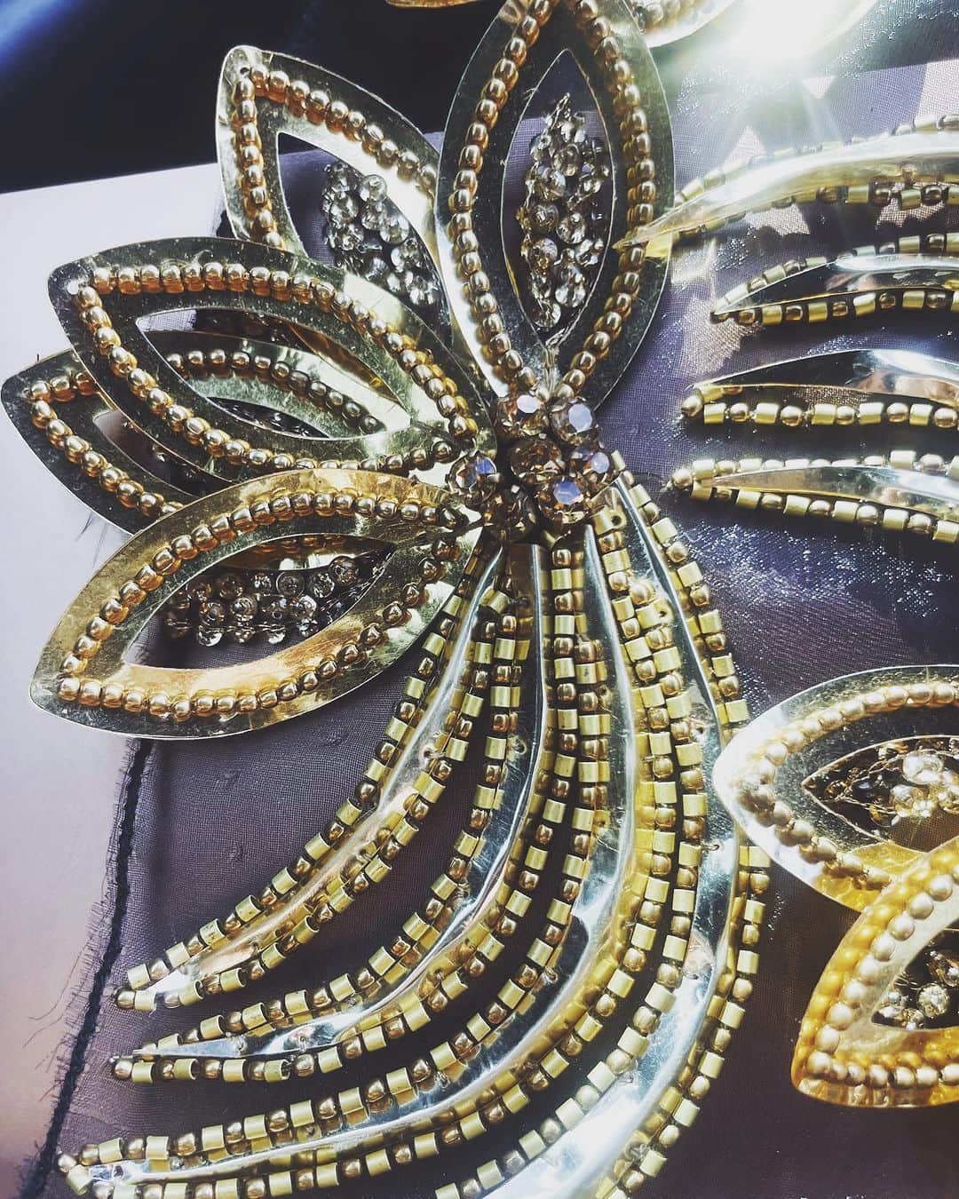 ココリボンのインスタグラム：「Work in progress 💫 I can’t wait to show you our statement earring collection coming soon..  #cocoribbon #statementjewellery #sequin #tassels #gold」