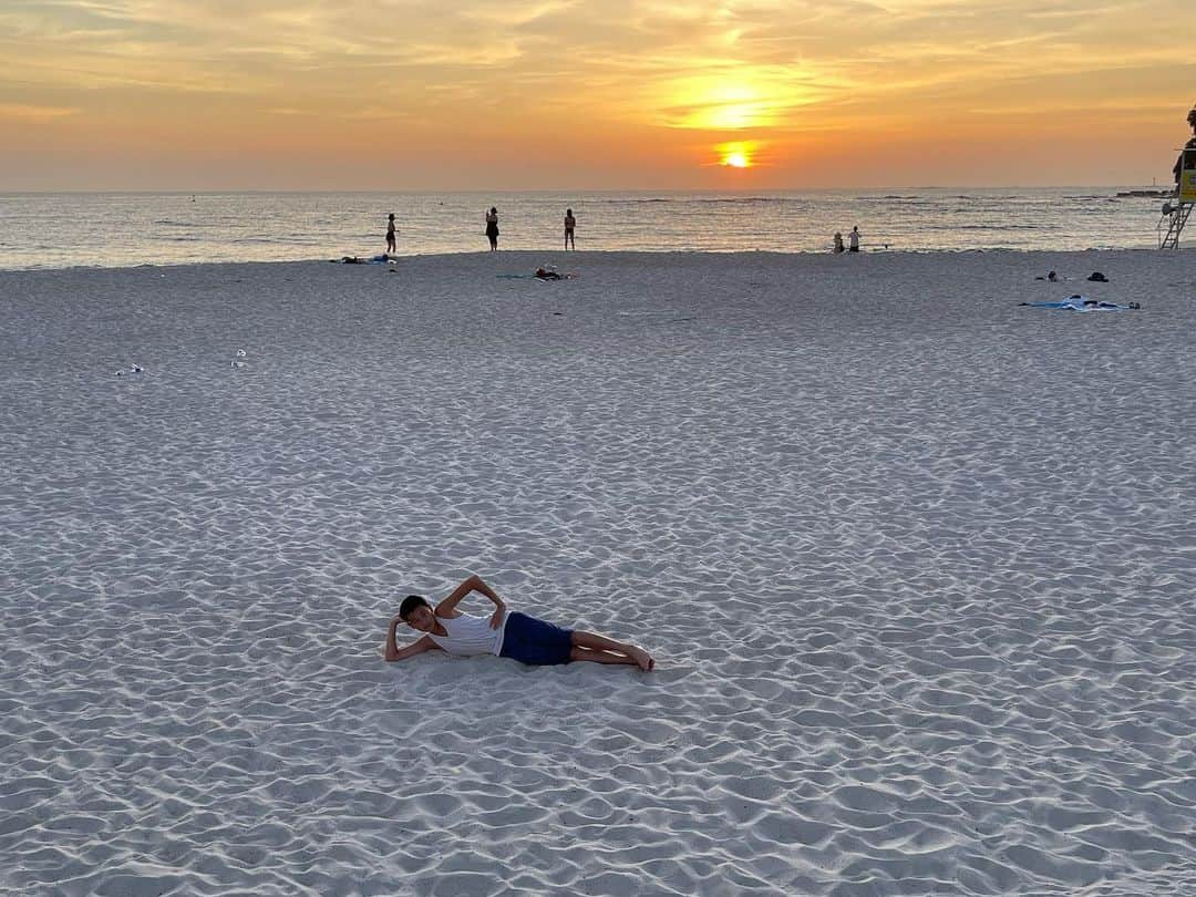 田中美奈子さんのインスタグラム写真 - (田中美奈子Instagram)「着いて早々、ビーチに寝転ぶ息子⛱️確かに気持ち良さそう😊 #白浜 #白浜海水浴場 #白浜海岸 #白浜旅行 #白浜温泉 #サンセットビーチ #夕焼けの空が好き #息子 #やんちゃ息子#japantravel #japantrip #shirahamabeach #sunset_love」9月2日 6時45分 - tanakaminako0912