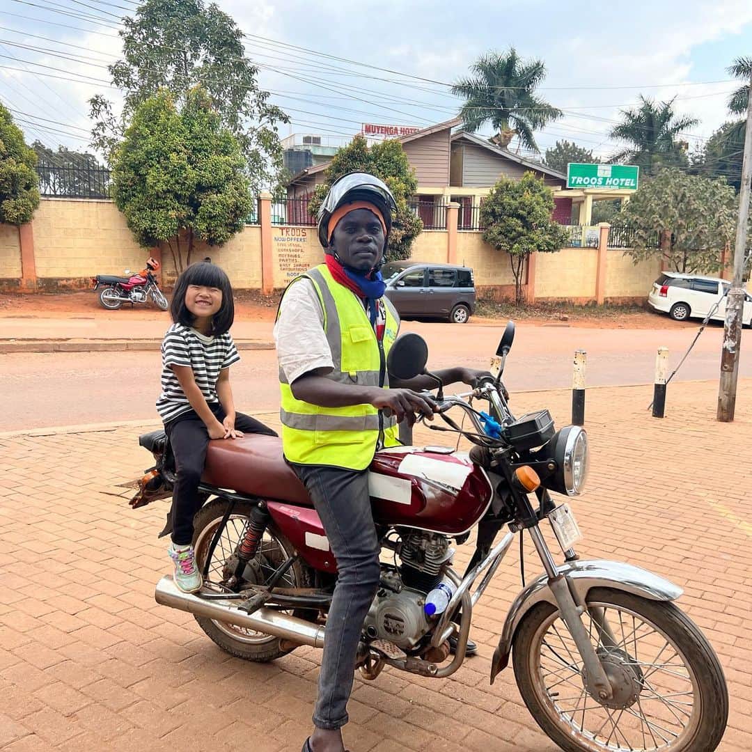 榎戸教子さんのインスタグラム写真 - (榎戸教子Instagram)「【ウガンダ】 ウガンダは到着したときから心地よい国でした。 一年中、夏の避暑地のような気候です。  音声メディアVoicyでお話ししました。 写真と合わせてお聴きください。  『#89 ウガンダでお会いしたRICCI EVERYDAYの仲本千津さん・CourieMateの松本弘さん。そして次なる国ルワンダへ』 https://voicy.jp/channel/3482/576267  #uganda #riccieveryday」9月2日 6時46分 - noriko_enokido