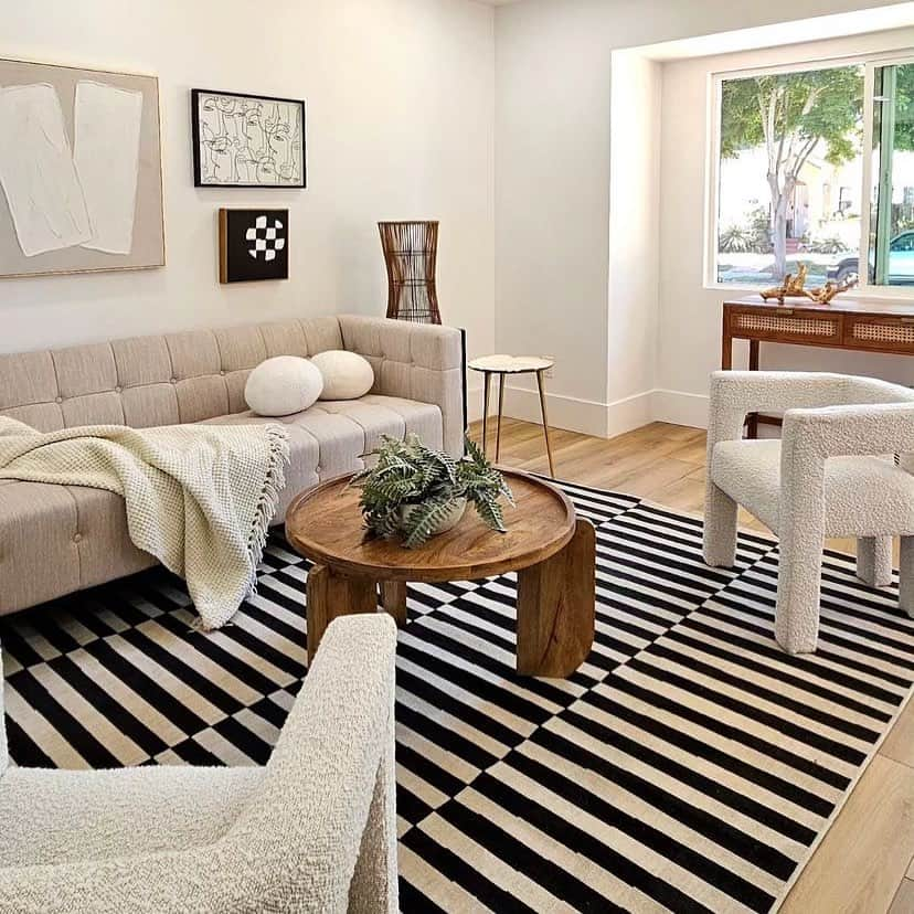 MT DOMAINEのインスタグラム：「Pop of stripes.  (Via @kirostaging) #MyDomaine」