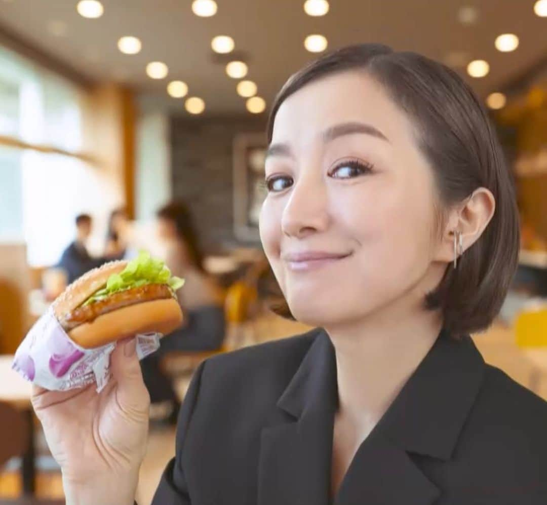 千吉良恵子さんのインスタグラム写真 - (千吉良恵子Instagram)「#マクドナルド🍔🍟  #ひるまっく #CM #鈴木京香 #ヘアーメイク  #hairandmakeup #makeup #千吉良恵子 @chigirakeiko」9月2日 7時03分 - chigirakeiko