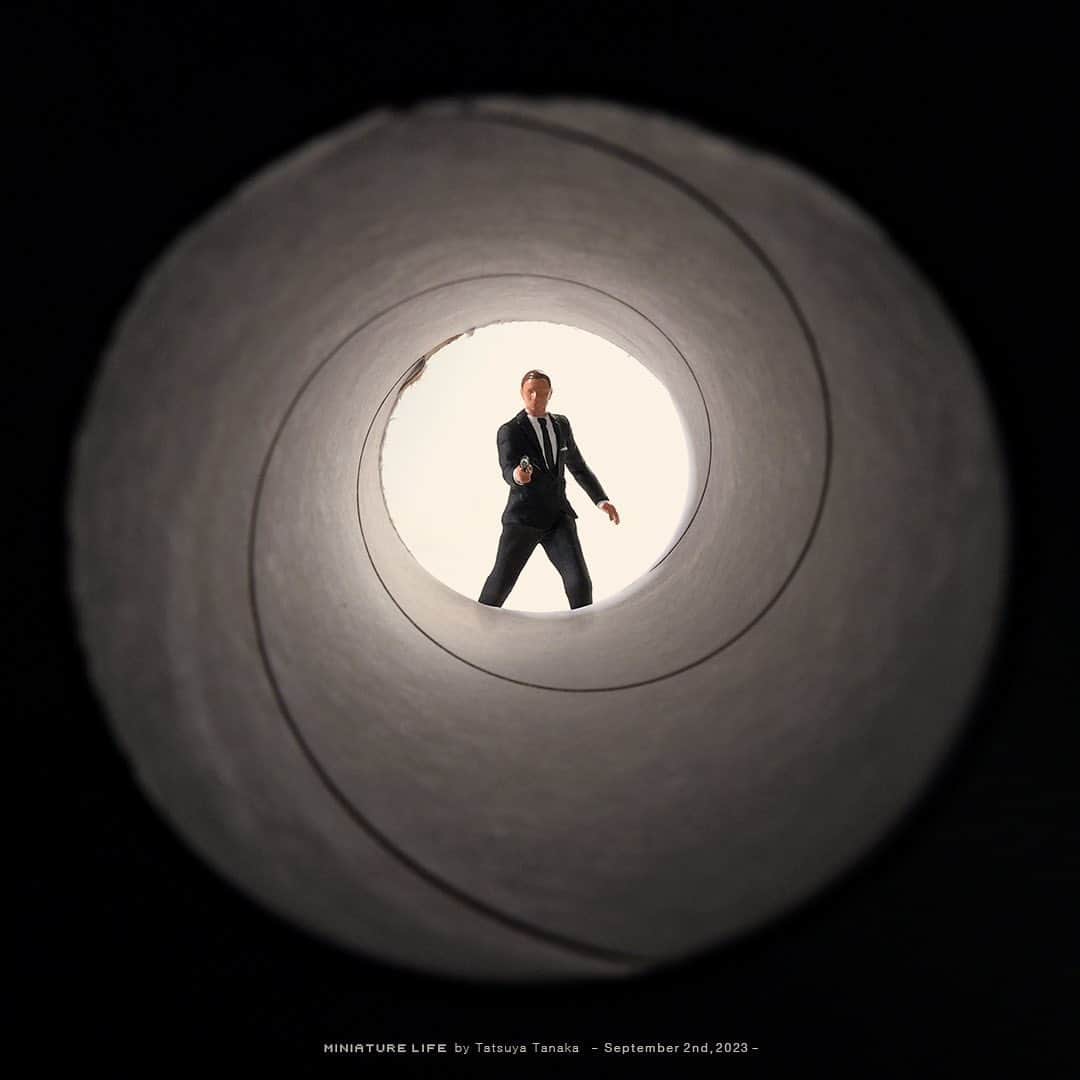 田中達也のインスタグラム：「⠀ “James Bond” ⠀ ⠀ 芯のあるスパイ ⠀ ⠀ ─────────────────── 《EXHIBITION info》 ⠀ 【MINIATURE LIFE展 in 福岡・大野城】 MINIATURE LIFE EXHIBITION in Fukuoka until : Sep. 3, 2023 ⠀ 【MINIATURE LIFE展2 in 沖縄】 MINIATURE LIFE EXHIBITION 2 in Okinawa until : Sep. 3, 2023 ⠀ 【ミニチュアの視点で見る日本－田中 達也 展】 Japan from miniatures - Tatsuya Tanaka at Japan House São Paulo until : Oct. 8, 2023 ⠀ 【ミニチュアライフ 神戸エアポート】 MINIATURE LIFE × KOBE AIRPORT ⠀」