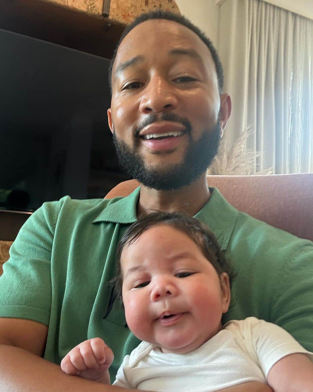 ジョン・レジェンドのインスタグラム：「Baby boy is getting big」