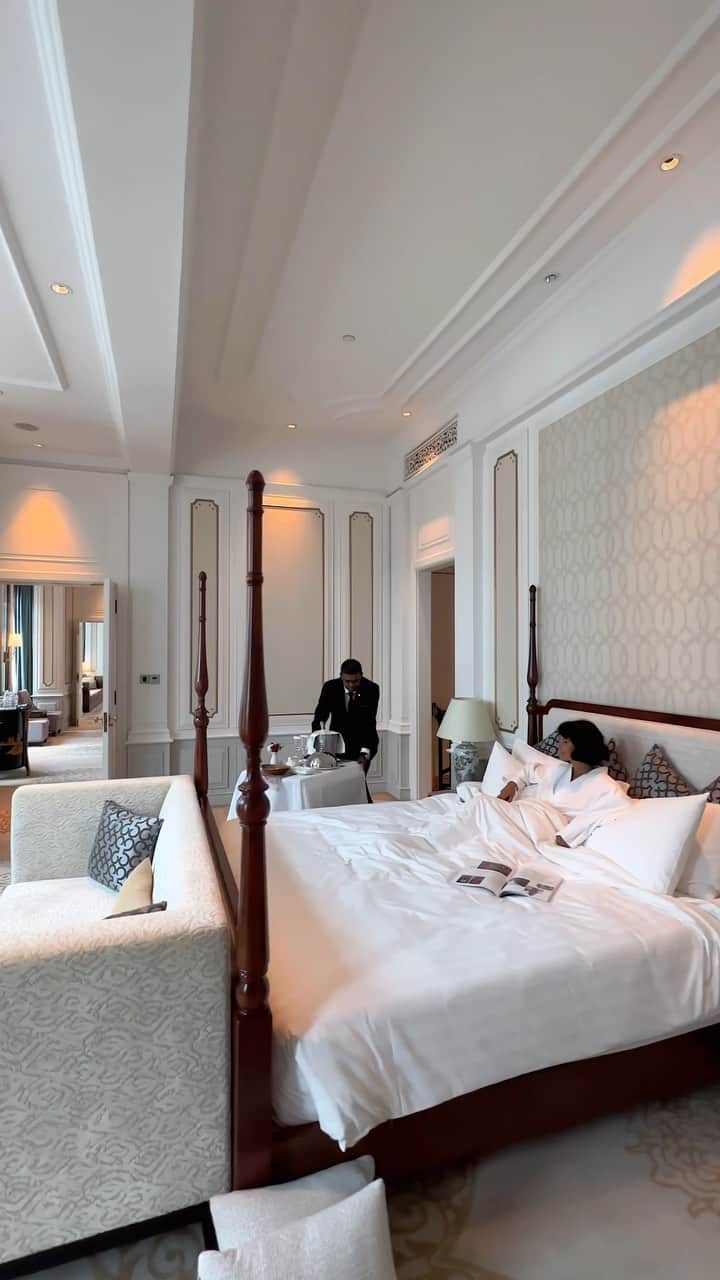 BEAUTIFUL HOTELSのインスタグラム：「Unwind in unparalleled style at @interconsin. 😌☁️ A perfect oasis in the heart of the city, InterContinental Singapore is where you can escape to a world of comfort and luxury!  This heritage landmark offers the very best in hospitality with its modern and luxurious guest rooms, bespoke Club InterContinental service and privileges, and award-winning dining experiences. 🍷  Who’s a special someone that you want to stay here with? 🌹  📍 @interconsin, Singapore 📽 @travelwithadrien @reepetite」