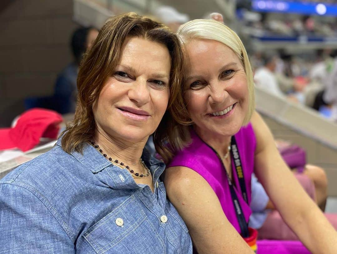 サンドラ・バーンハードさんのインスタグラム写真 - (サンドラ・バーンハードInstagram)「Last night @usopen @carlitosalcarazz the kid is tremendous @rennaestubbs is a top kitty so much #Pride! We had a ball a fuzzy yellow ball! #50yearsequalpay @billiejeanking groovy pics by @coolcritters」9月2日 7時06分 - sandragbernhard