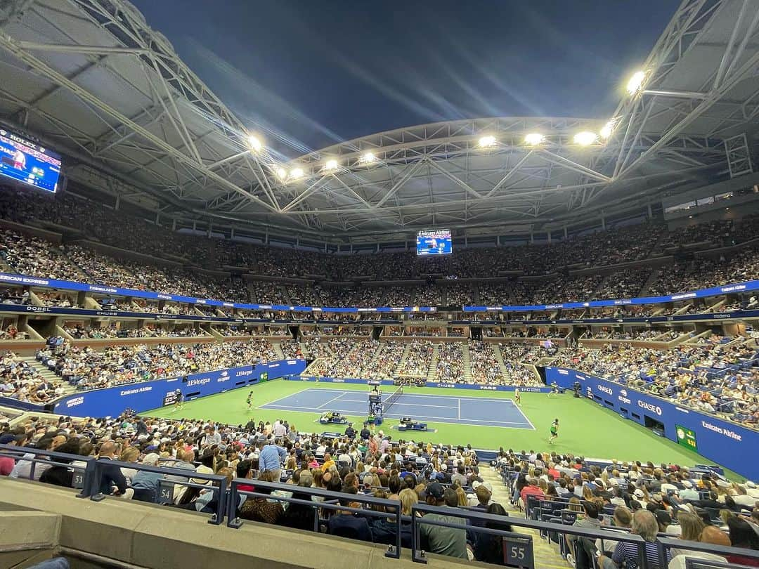 サンドラ・バーンハードさんのインスタグラム写真 - (サンドラ・バーンハードInstagram)「Last night @usopen @carlitosalcarazz the kid is tremendous @rennaestubbs is a top kitty so much #Pride! We had a ball a fuzzy yellow ball! #50yearsequalpay @billiejeanking groovy pics by @coolcritters」9月2日 7時06分 - sandragbernhard