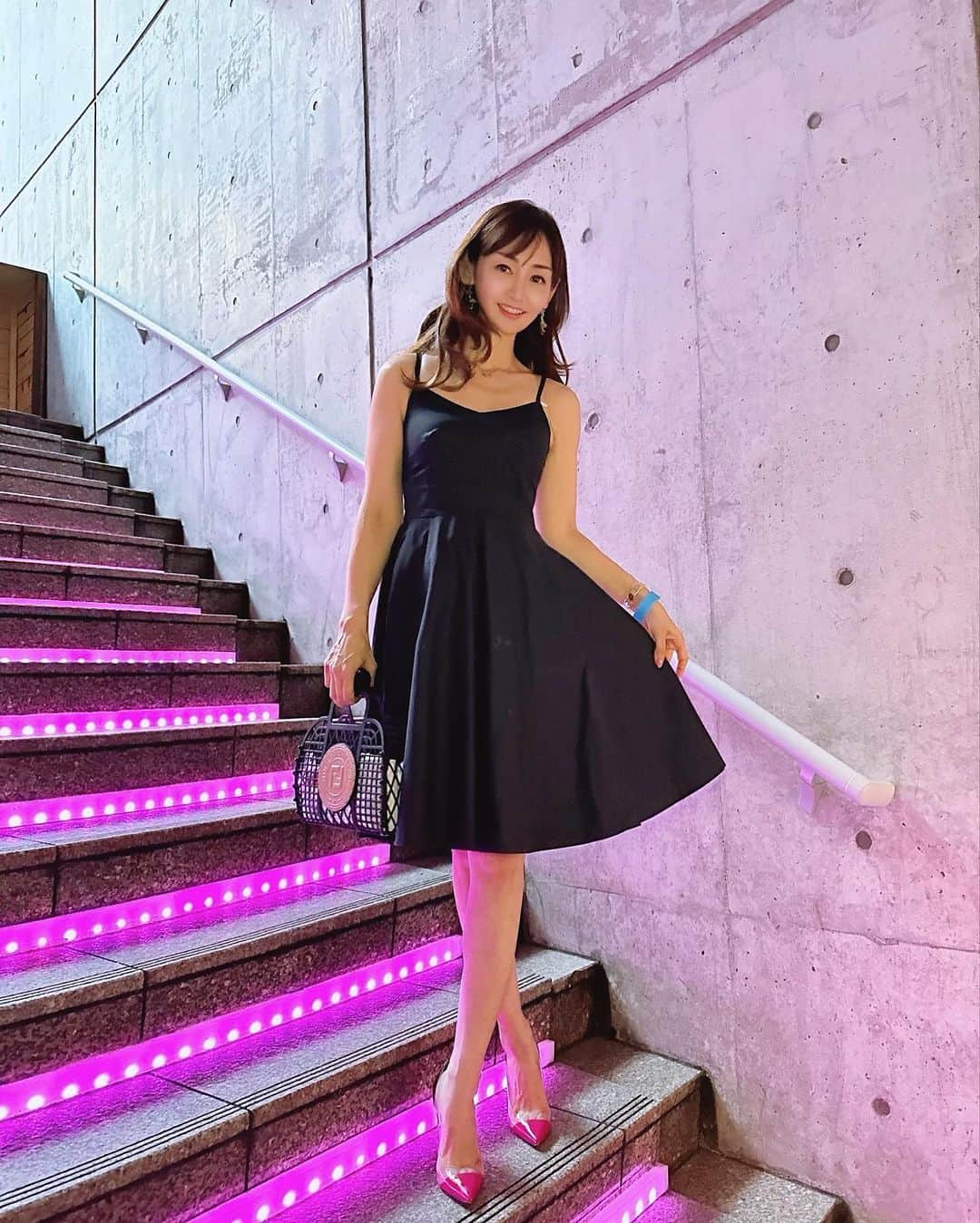 長谷川夕希子さんのインスタグラム写真 - (長谷川夕希子Instagram)「Little black dressで 夏の夜遊びコーデ🖤  @r3clublounge の階段と 私のパンプスがリンクしてた🌷  ファッション、グルメ、 映えスポットなど投稿しています⇒ @yukikogabby   いつも良いね👍&フォローありがとうございます🥹💓  #r3  #六本木クラブ  #六本木バー  #ナイトクラブ  #クラブラウンジ  #夏ワンピース  #大人ワンピース  #大人カジュアルスタイル  #大人カジュアルコーデきれいめコーデ  #大人女子コーデ  #アラフォーファッション  #アラフォー女子  #アラフィフファッション  #アラフィフ女子  #美魔女 #大人女子の休日  #夜遊び」9月2日 7時06分 - yukikogabby