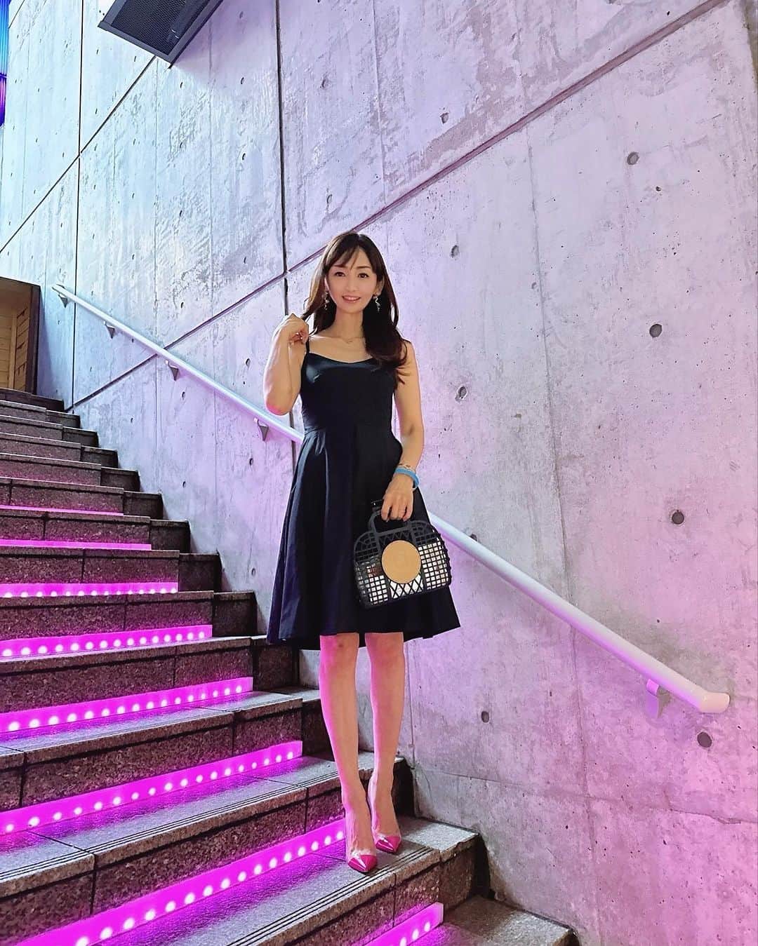長谷川夕希子さんのインスタグラム写真 - (長谷川夕希子Instagram)「Little black dressで 夏の夜遊びコーデ🖤  @r3clublounge の階段と 私のパンプスがリンクしてた🌷  ファッション、グルメ、 映えスポットなど投稿しています⇒ @yukikogabby   いつも良いね👍&フォローありがとうございます🥹💓  #r3  #六本木クラブ  #六本木バー  #ナイトクラブ  #クラブラウンジ  #夏ワンピース  #大人ワンピース  #大人カジュアルスタイル  #大人カジュアルコーデきれいめコーデ  #大人女子コーデ  #アラフォーファッション  #アラフォー女子  #アラフィフファッション  #アラフィフ女子  #美魔女 #大人女子の休日  #夜遊び」9月2日 7時06分 - yukikogabby