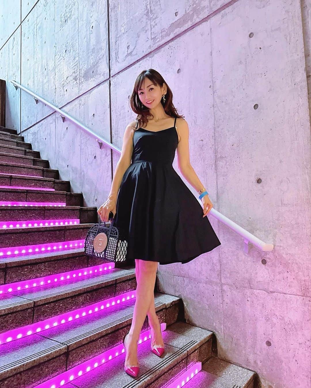 長谷川夕希子さんのインスタグラム写真 - (長谷川夕希子Instagram)「Little black dressで 夏の夜遊びコーデ🖤  @r3clublounge の階段と 私のパンプスがリンクしてた🌷  ファッション、グルメ、 映えスポットなど投稿しています⇒ @yukikogabby   いつも良いね👍&フォローありがとうございます🥹💓  #r3  #六本木クラブ  #六本木バー  #ナイトクラブ  #クラブラウンジ  #夏ワンピース  #大人ワンピース  #大人カジュアルスタイル  #大人カジュアルコーデきれいめコーデ  #大人女子コーデ  #アラフォーファッション  #アラフォー女子  #アラフィフファッション  #アラフィフ女子  #美魔女 #大人女子の休日  #夜遊び」9月2日 7時06分 - yukikogabby