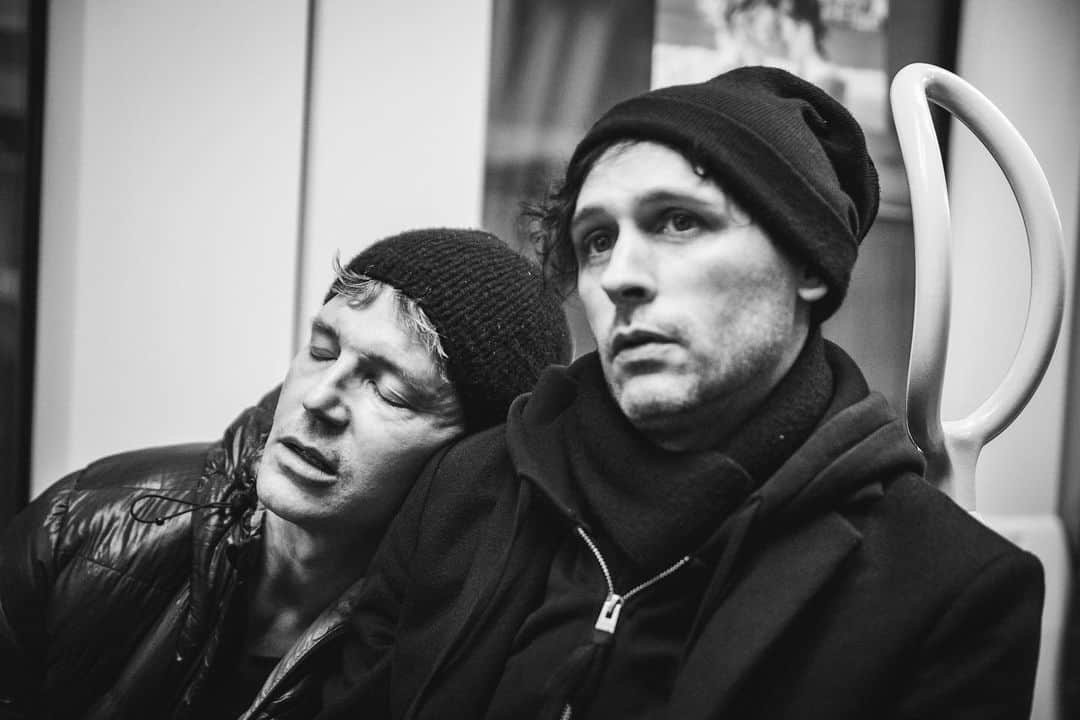 のインスタグラム：「On tour in Europe a couple years ago, or before covid innit😴🤓 📷 @elinejduijsens」