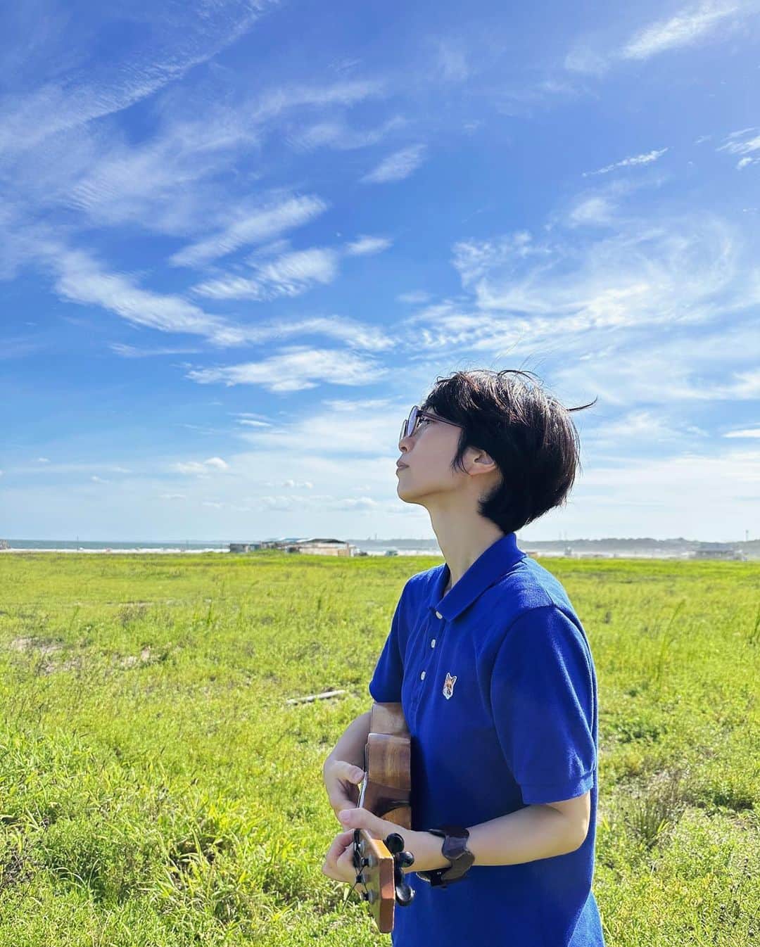 のインスタグラム：「おはようございます。夏の終わりに息子と旅行してきました。緑の向こうには海。9月になりましたが、まだまだ暑い日が続くので、みなさんご自愛くださいね。  Good morning.  I traveled with my son at the end of summer. Beyond the greenery is the sea. It's September, but the hot days continue, so please take care of yourself.  #ウクレレ #ウクレレ弾き語り #風になる #ウクレレ好きな人と繋がりたい #つじあやの #ukulelelove #ukulelemusic #ukulele #ukulelelover #ukulelesongs #ukuleles #ukulelecover」